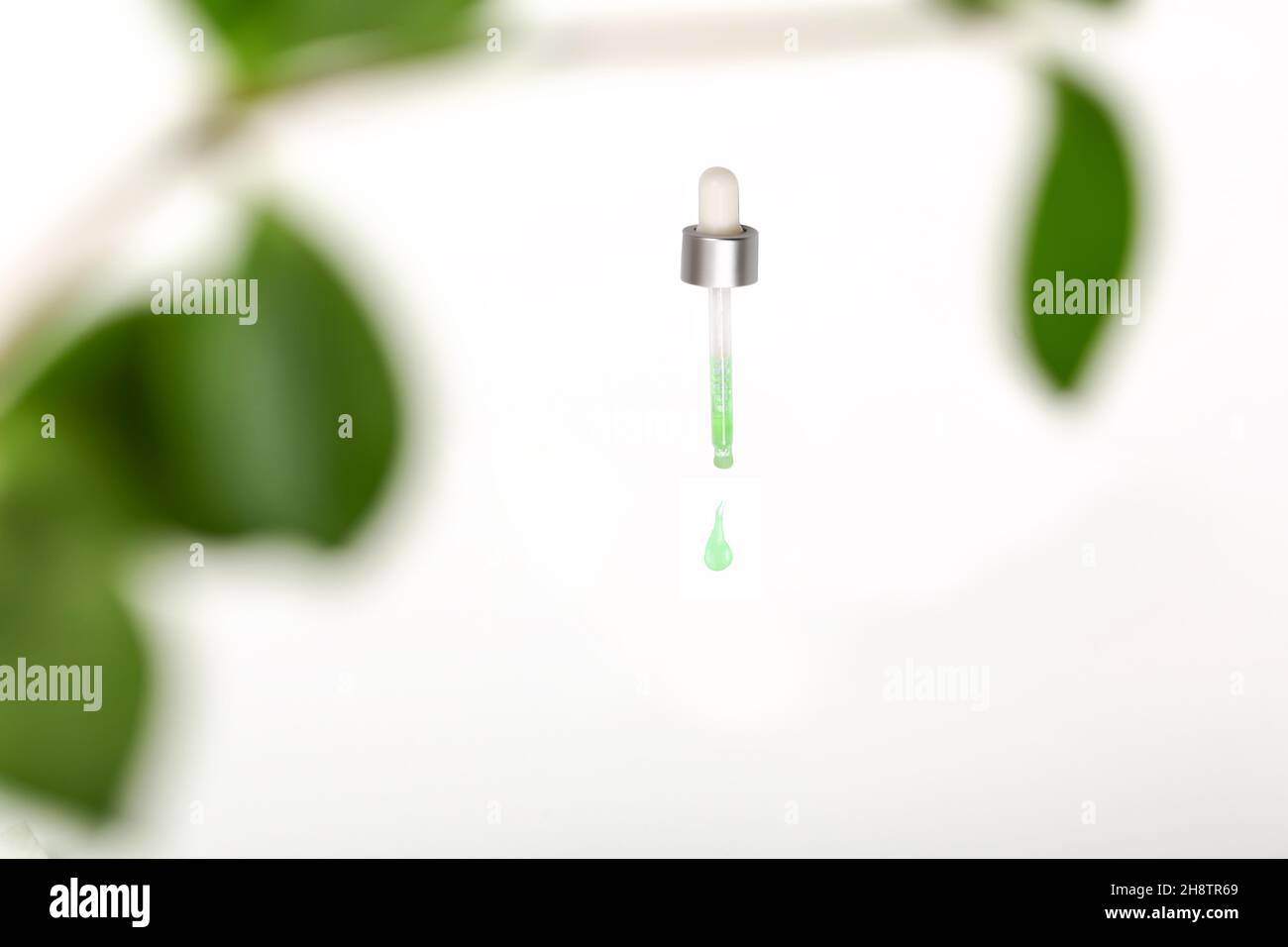 Frottis de lotion isolé sur fond blanc. Produit de beauté pour la peau. Gouttes de taches cosmétiques sur gel liquide Banque D'Images