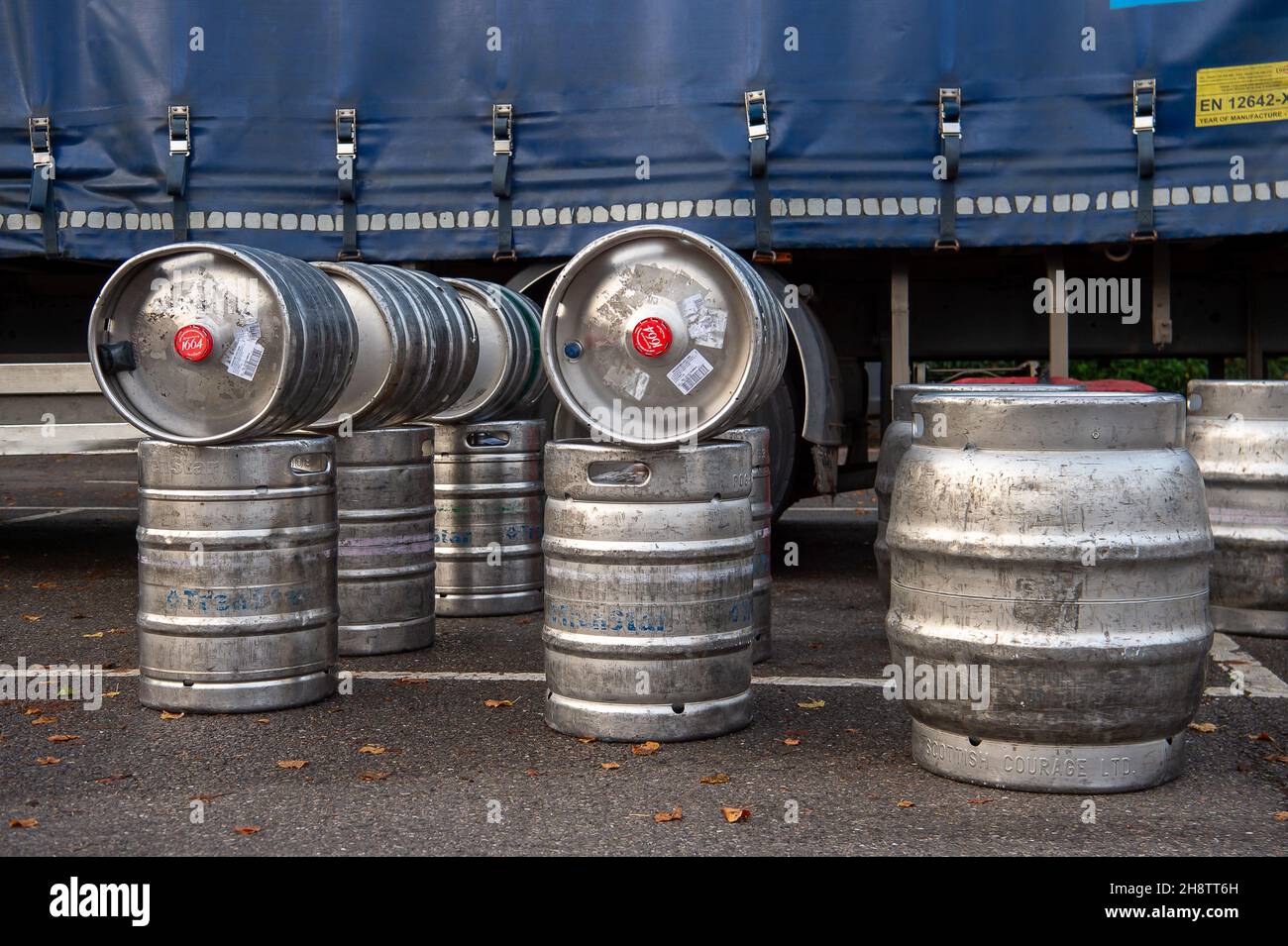 Windsor, Berkshire, Royaume-Uni.26 octobre 2021.Des fûts de bière sont livrés à un pub de Wetherspoon à Windsor.Le prix de la bière devrait augmenter de 30p la pinte en raison des pénuries de la chaîne d'approvisionnement.Crédit : Maureen McLean/Alay Banque D'Images