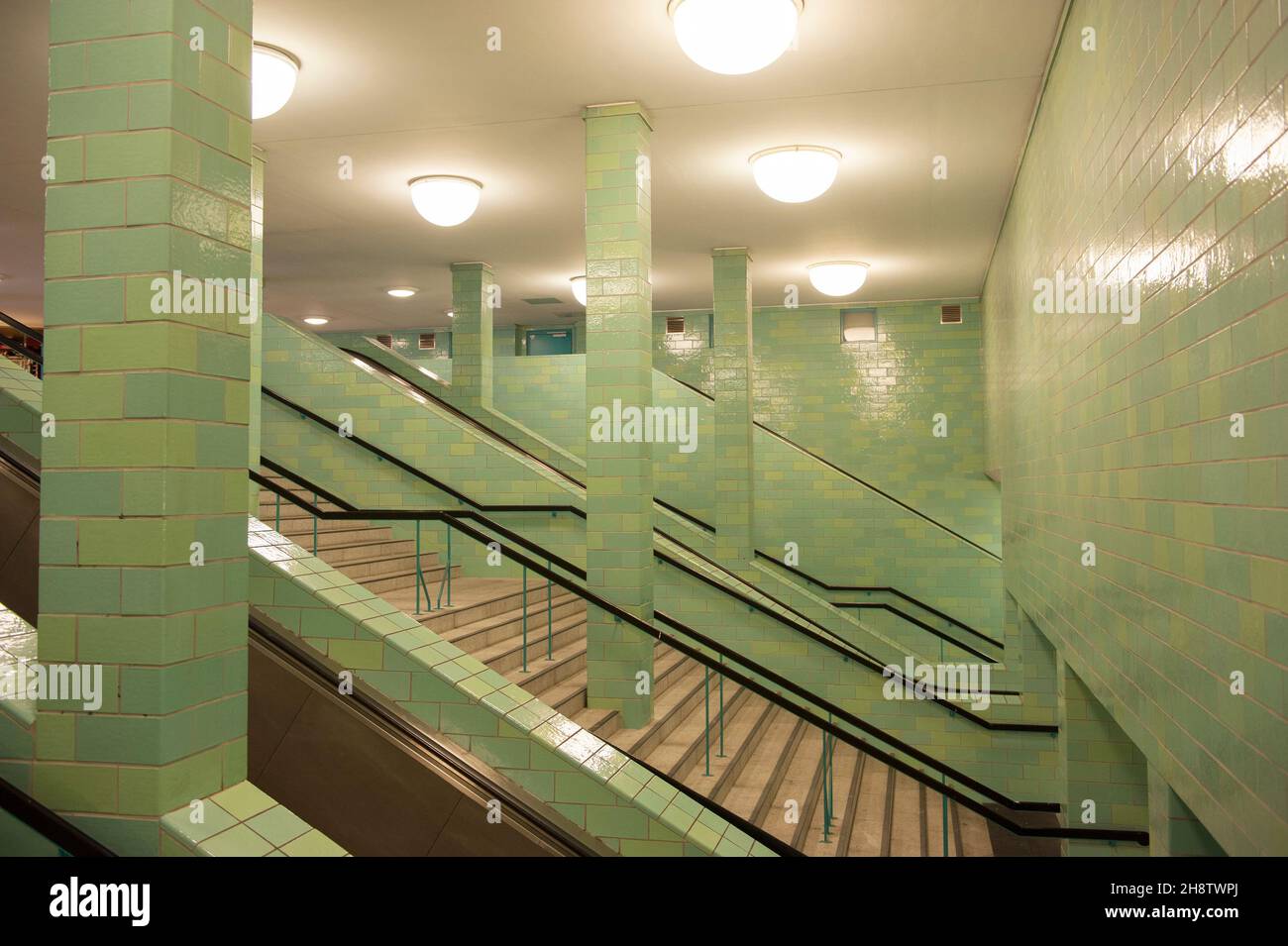 Berlin, Allemagne.Intérieur de la grande et célèbre U-Bahn / S-Bahn et de la gare d'Alexander Platz à l'intérieur de l'ancienne Berlin-est.L'intérieur vintage a été conçu à l'époque de GDR / DDR quand l'Allemagne de l'est était encore un pays indépendant sous le régime communiste. Banque D'Images