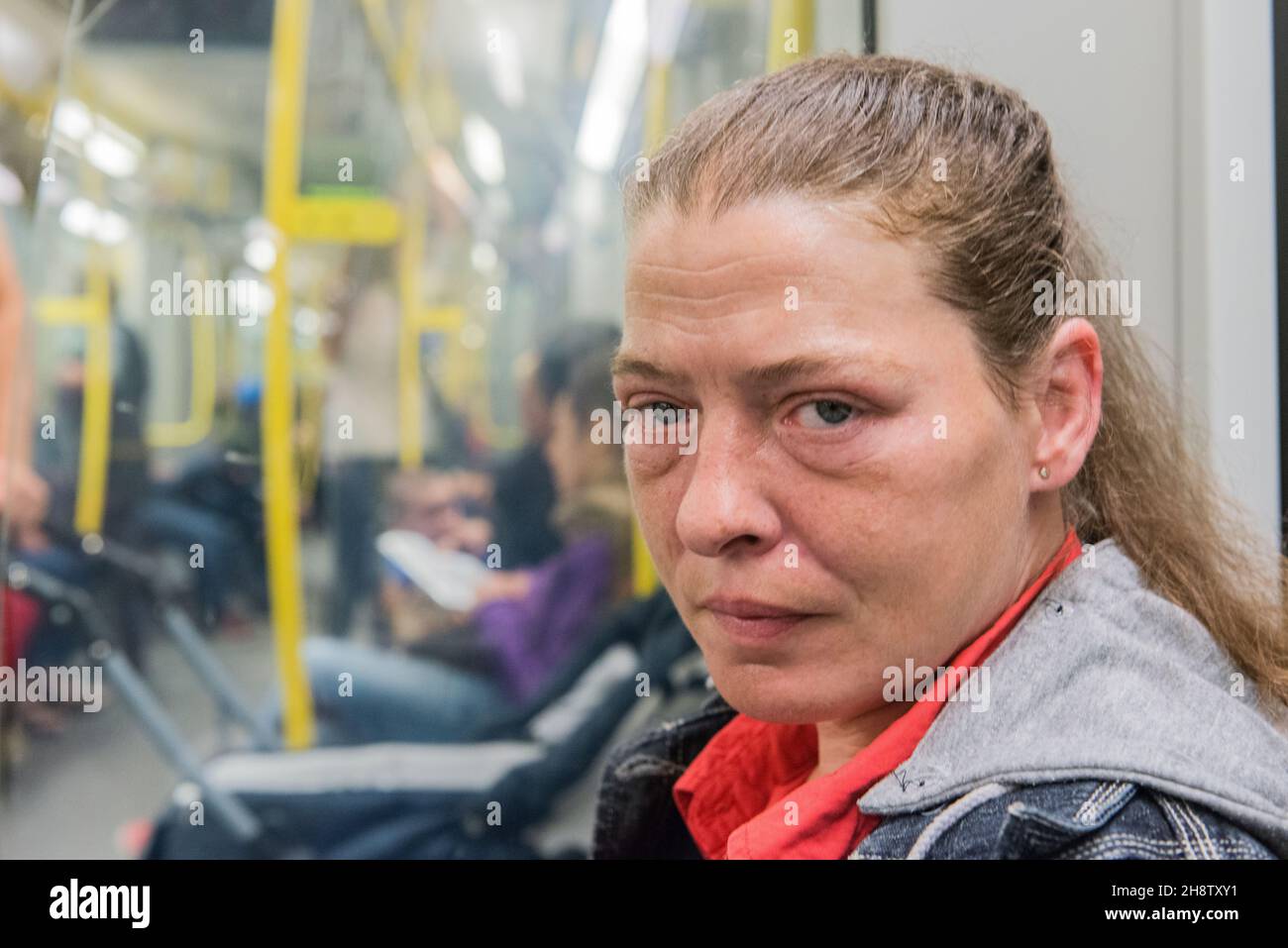 Berlin, Allemagne.Une femme dépendante de l'alcool qui se déplace à domicile en U-Bahn sous la ville.La dépendance à l'alcool est une façon de faire face à des troubles de la vie et à un trouble mental avec de graves conséquences.Il peut être traité et résolu. Banque D'Images