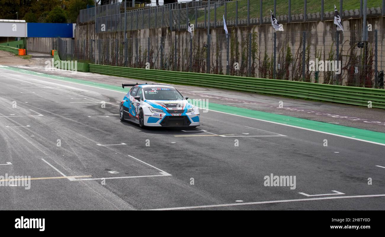 Vallelunga, Italie, 28 2021 novembre, week-end de course.Cupra TCR Racing vitesse d'action de voiture de tourisme sur piste de course en asphalte droite, grand espace de copie Banque D'Images