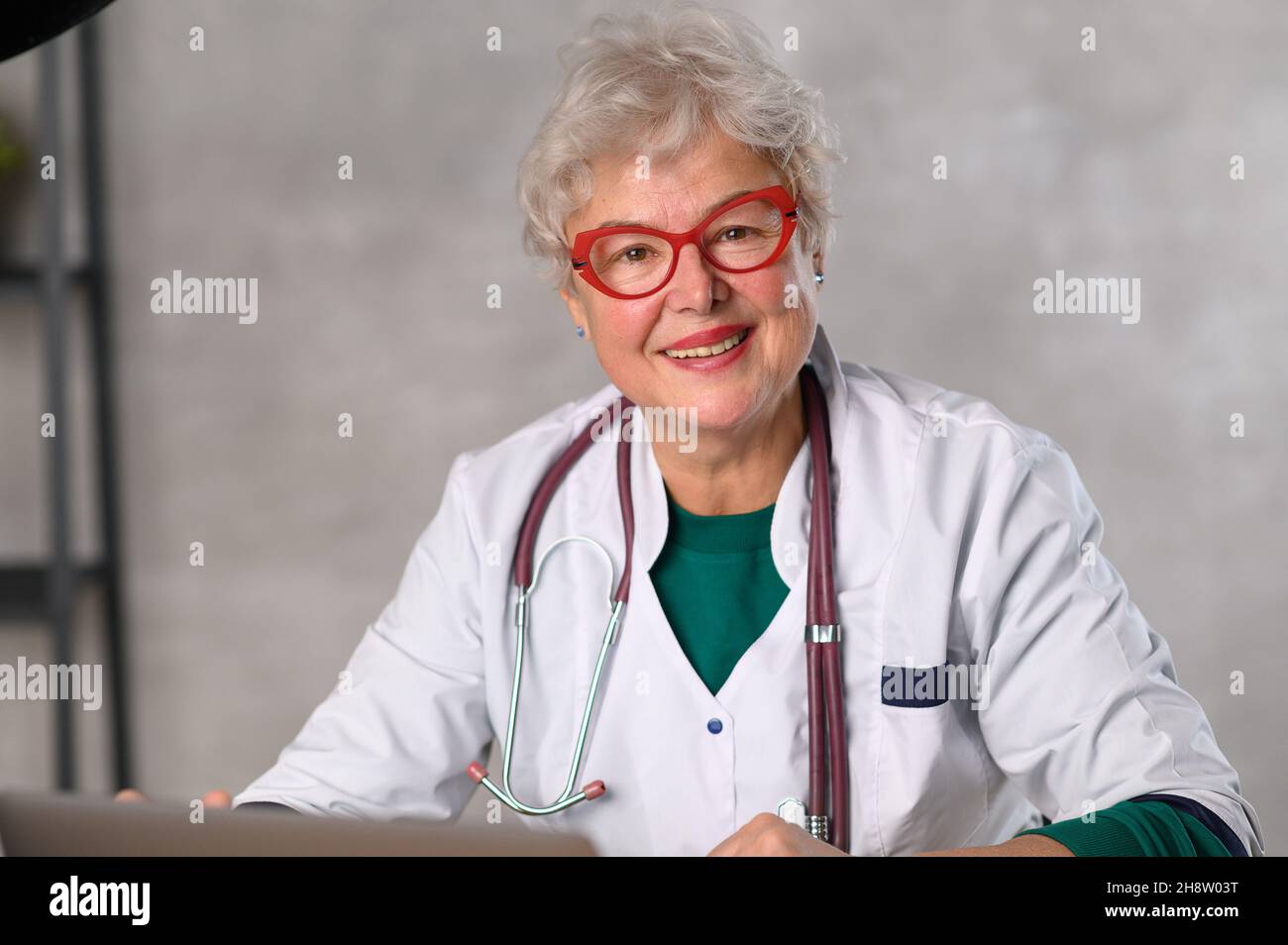 Femme d'âge moyen médecin.Télémédecine utilisation des technologies informatiques et des télécommunications pour l'échange d'informations médicales Banque D'Images