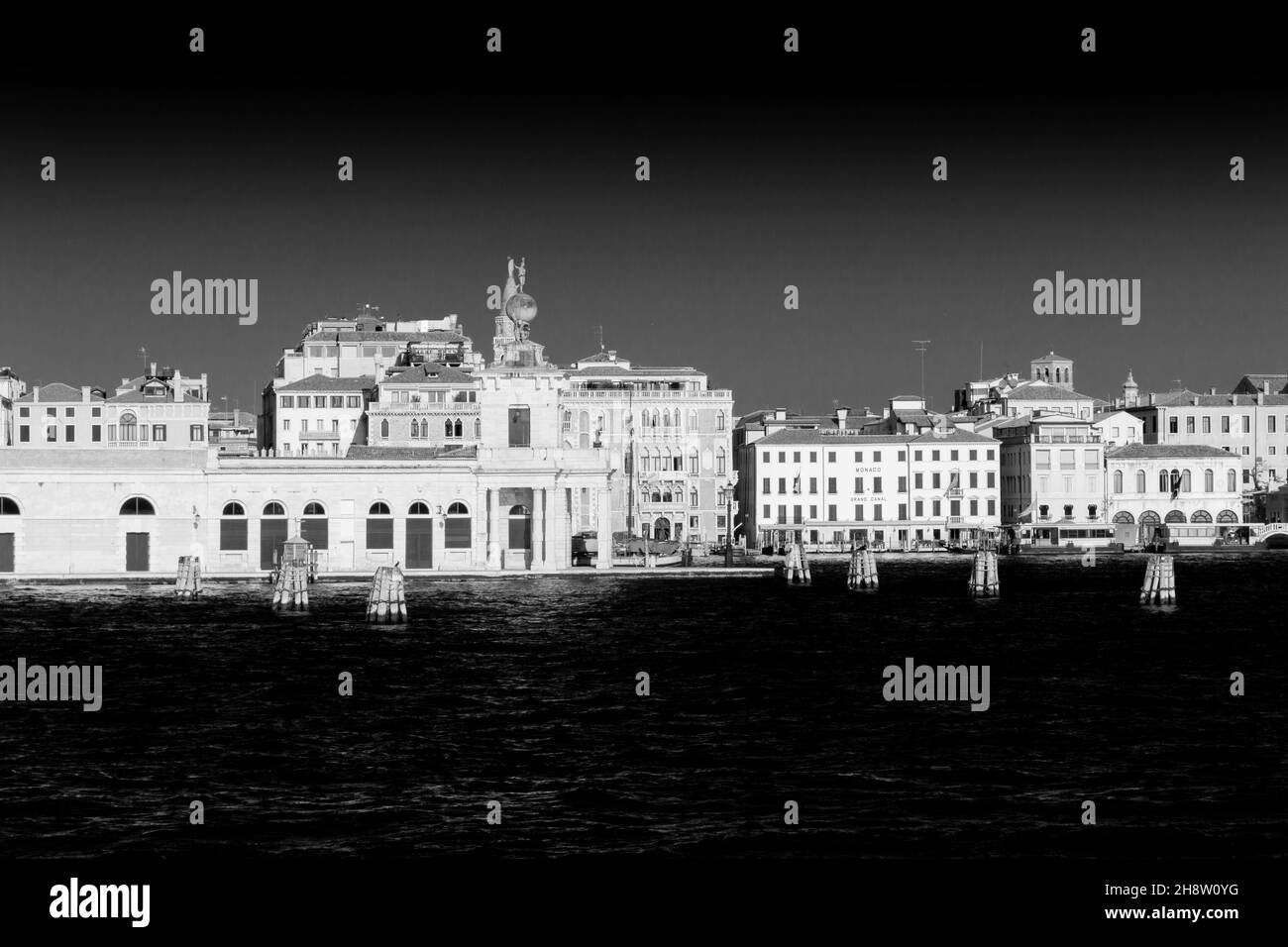 Réinterprétation artistique noir et blanc d'un paysage classique à Venise, Punta della Dogana.Vue depuis la chaîne Giudecca. Banque D'Images