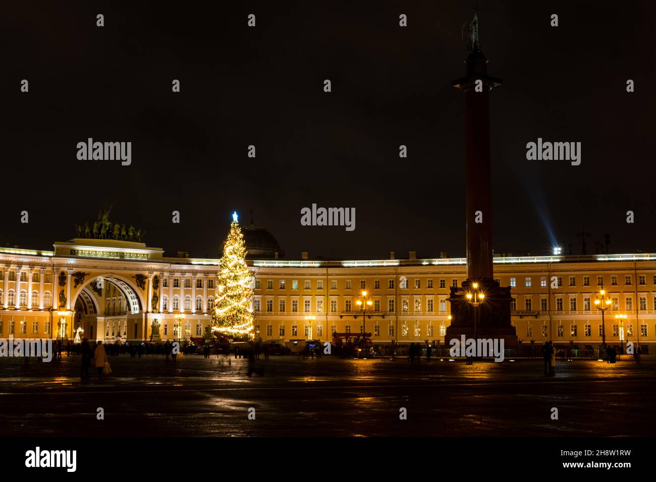 Saint-Pétersbourg, Russie - 19 décembre 2020 : arbre de Noël avec guirlande et étoile sur la place du Palais. Banque D'Images