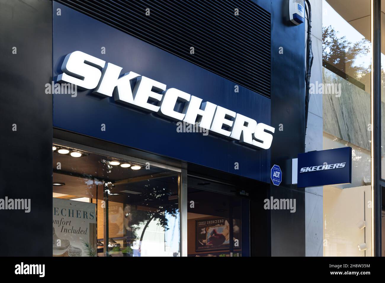 VALENCIA, ESPAGNE - 01 DÉCEMBRE 2021: Skechers est une compagnie américaine de chaussures Banque D'Images