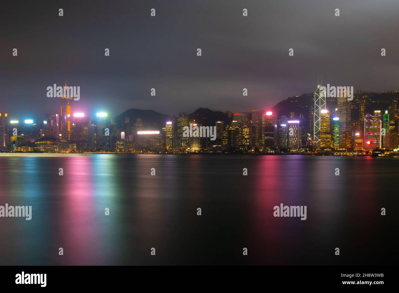 Rive nord de l'île de Hong Kong.Sur la gauche se trouve Central Plaza et le bâtiment sur la droite avec l'éclairage en zigzag est la Tour de la Banque de Chine. Banque D'Images