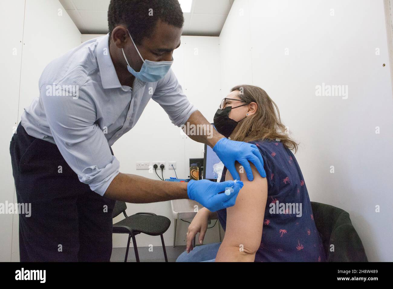 Londres, Royaume-Uni, 2 décembre 2021 : Helen Eastman, 42 ans, reçoit son jab de rappel Pfizer au centre de vaccination pop-up de Pearl Chemists à Tooting, dans le sud de Londres.Le gouvernement a promis d'offrir à tous les adultes une troisième dose de vaccination d'ici la fin janvier 2022, en raison de la crainte que le varant omicron ne se propage rapidement une fois qu'il commence la transmission communautaire au Royaume-Uni.Anna Watson/Alay Live News Banque D'Images