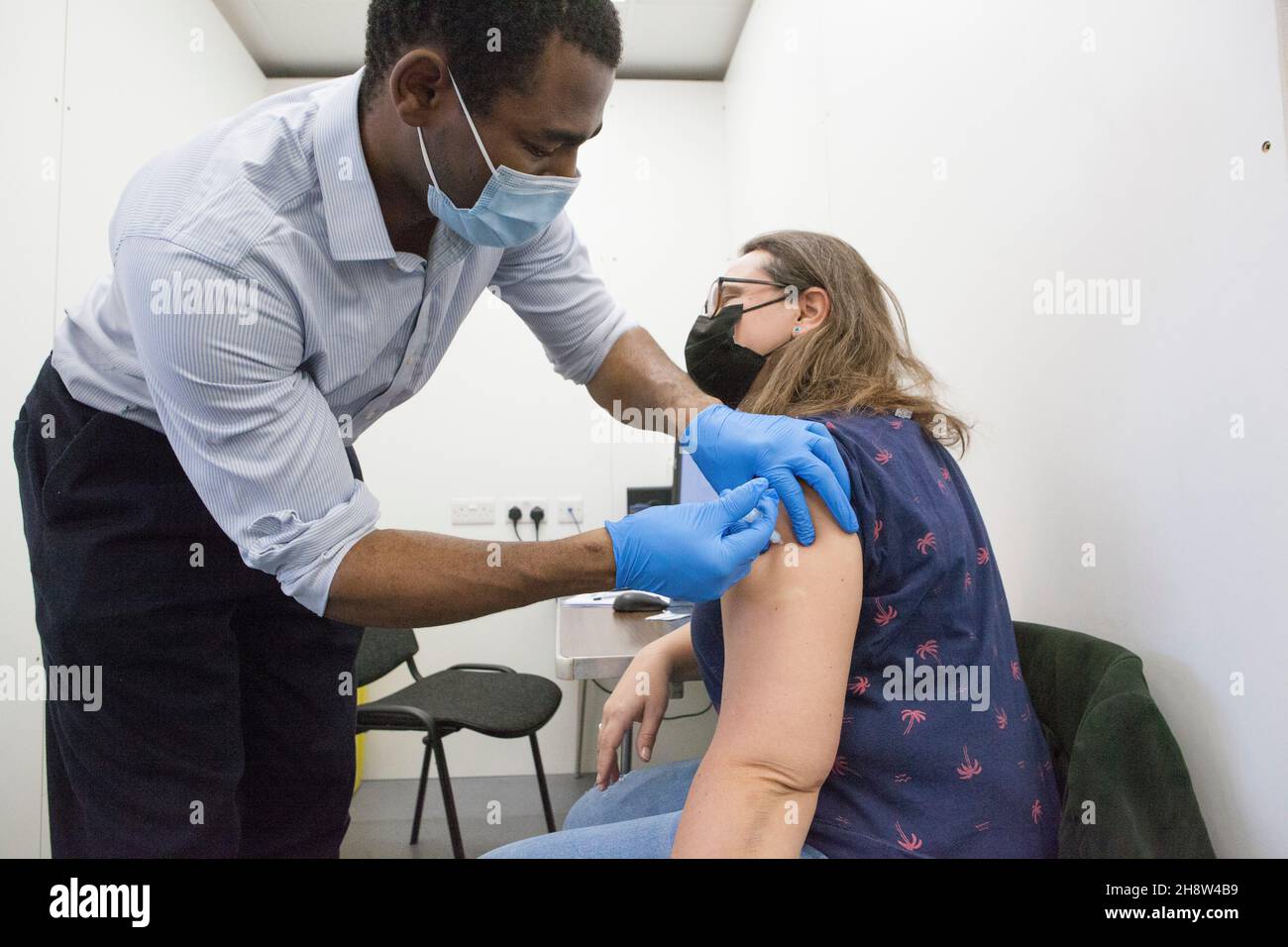 Londres, Royaume-Uni, 2 décembre 2021 : Helen Eastman, 42 ans, reçoit son jab de rappel Pfizer au centre de vaccination pop-up de Pearl Chemists à Tooting, dans le sud de Londres.Le gouvernement a promis d'offrir à tous les adultes une troisième dose de vaccination d'ici la fin janvier 2022, en raison de la crainte que le varant omicron ne se propage rapidement une fois qu'il commence la transmission communautaire au Royaume-Uni.Anna Watson/Alay Live News Banque D'Images