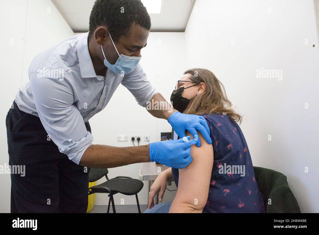 Londres, Royaume-Uni, 2 décembre 2021 : Helen Eastman, 42 ans, reçoit son jab de rappel Pfizer au centre de vaccination pop-up de Pearl Chemists à Tooting, dans le sud de Londres.Le gouvernement a promis d'offrir à tous les adultes une troisième dose de vaccination d'ici la fin janvier 2022, en raison de la crainte que le varant omicron ne se propage rapidement une fois qu'il commence la transmission communautaire au Royaume-Uni.Anna Watson/Alay Live News Banque D'Images