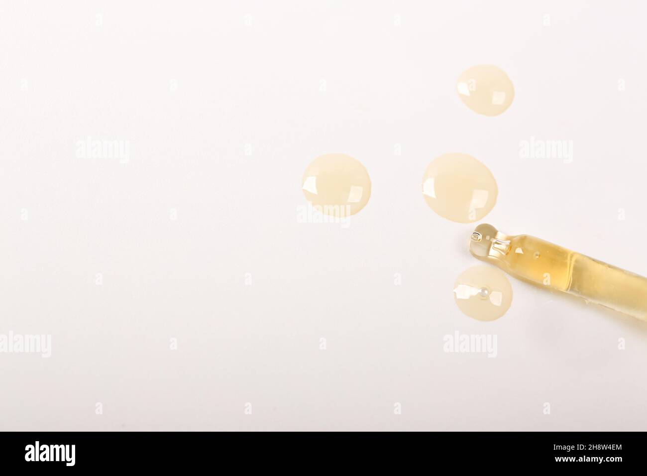 Frottis de lotion isolé sur fond blanc. Produit de beauté pour la peau. Gouttes de taches cosmétiques sur gel liquide Banque D'Images