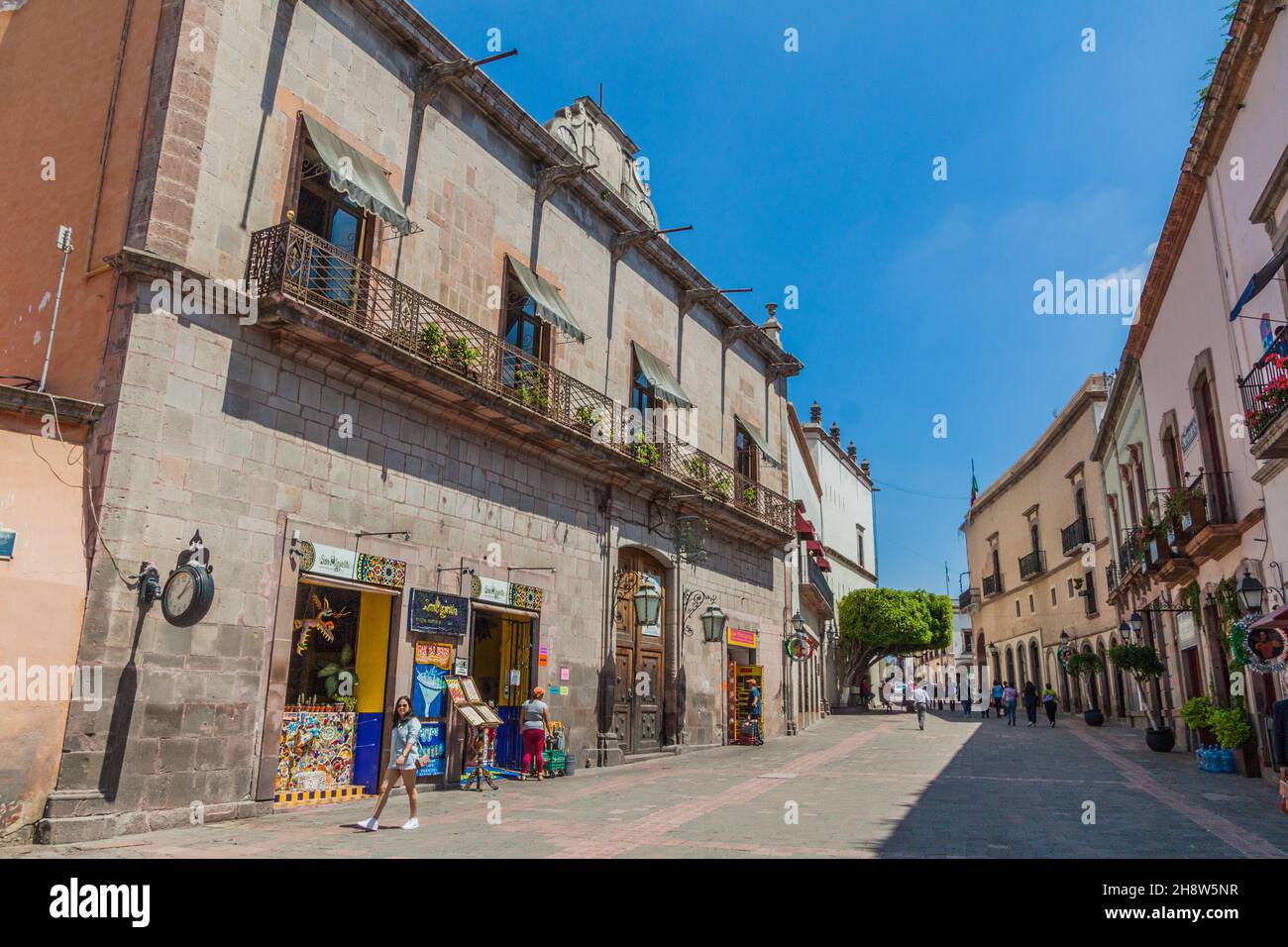 QUERETARO, MEXIQUE: 3 OCTOBRE 2016: Vue sur une rue dans le centre de Queretaro, Mexique Banque D'Images