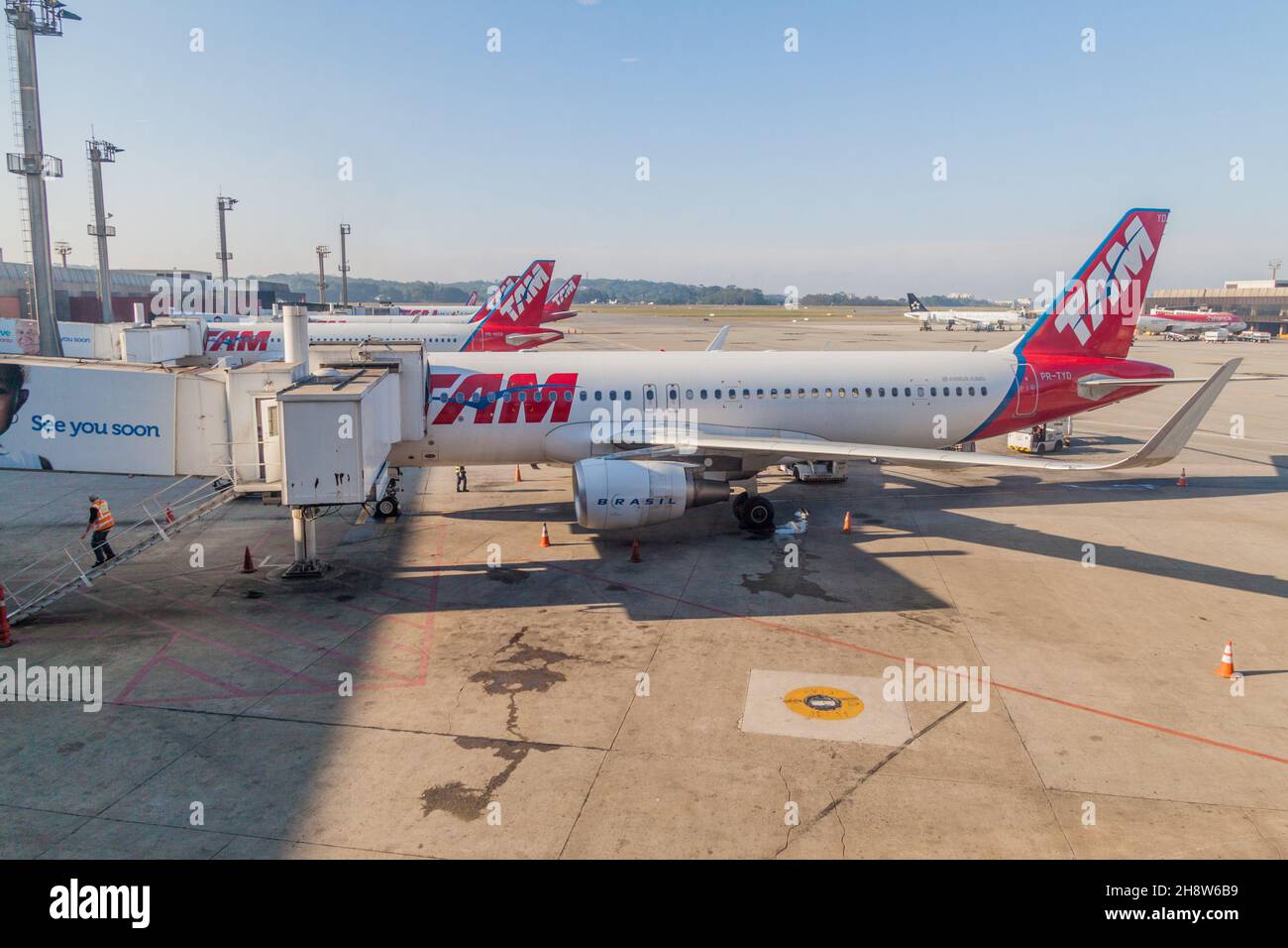 SAO PAULO, BRÉSIL - 9 OCTOBRE 2016 : avions à l'aéroport international de São Paulo Guarulhos, Brésil Banque D'Images