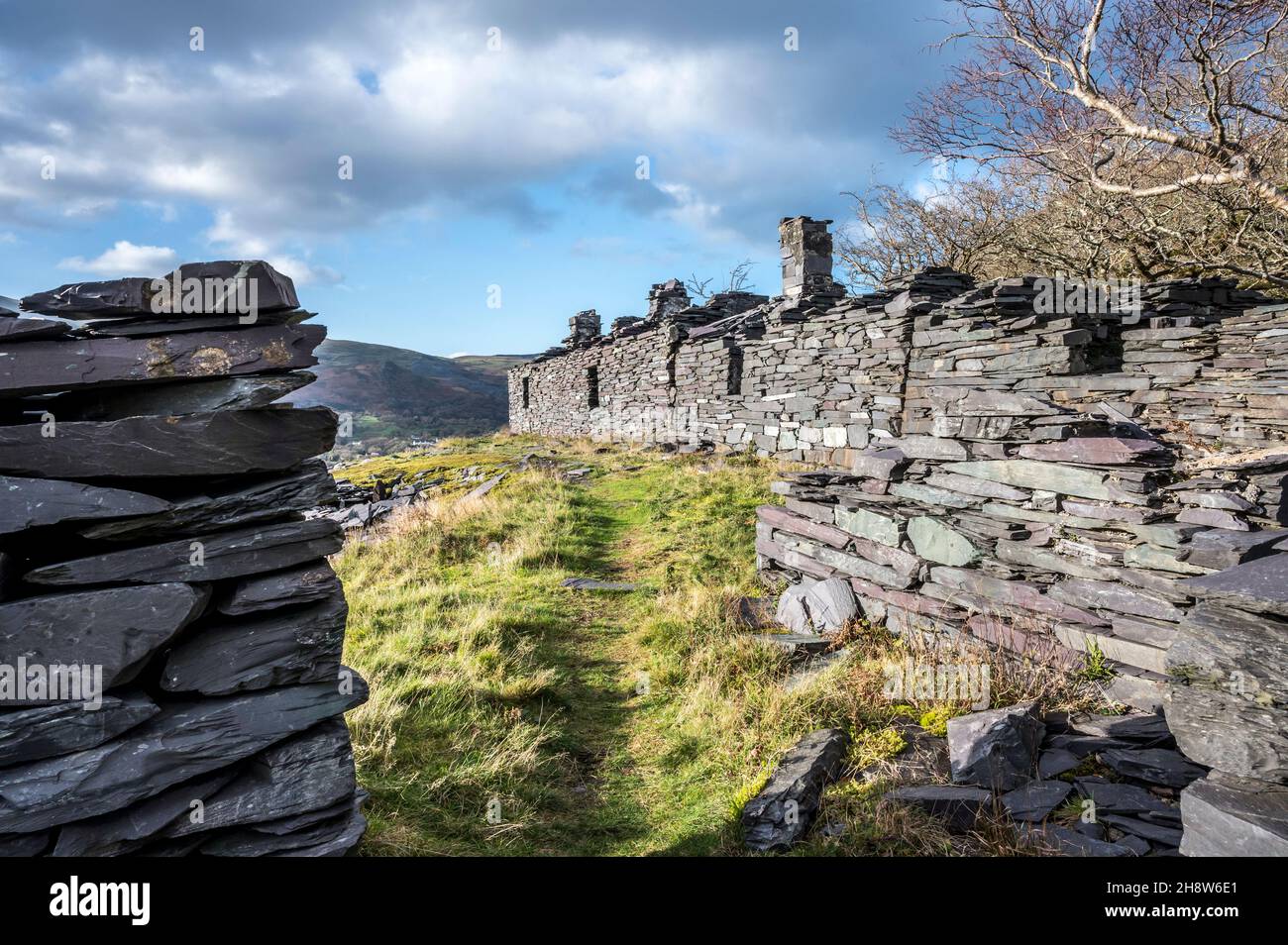 Ce sont les maisons de mineurs de la carrière d'ardoise Dinorwic abandonnée située au-dessus du village gallois de Llanberis, dans le nord du pays de Galles Banque D'Images