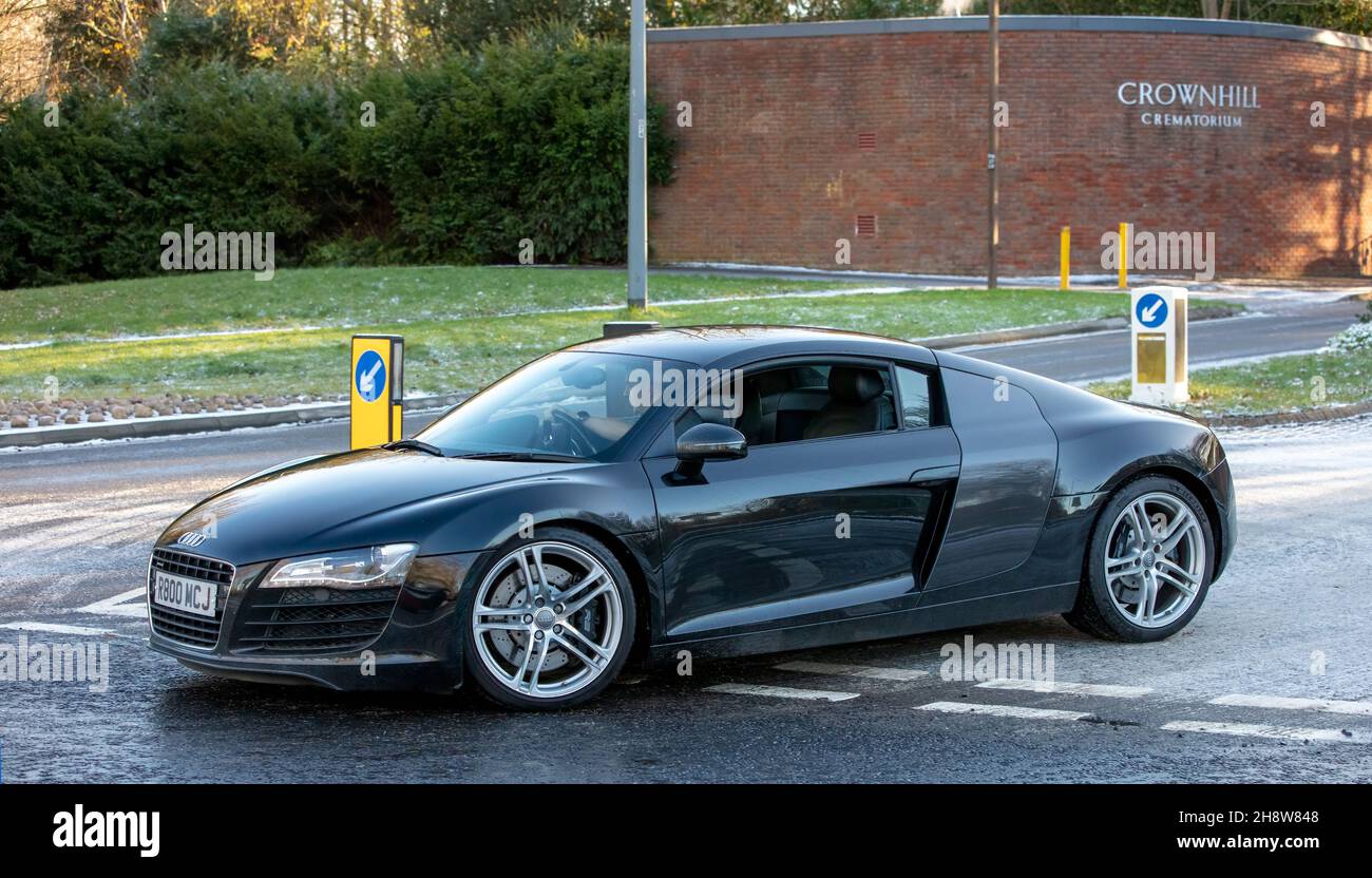 Milton Keynes, Royaume-Uni 2 décembre 2021.2008 Audi R8 Supercar.Répondant à une demande de dernière minute des médias sociaux de la famille, les passionnés de voitures locales ont présenté leurs voitures classiques et leurs supercars pour les funérailles de l'amant Roger Coulson, décédé récemment à l'âge de 73 ans.Crédit : Sue Thatcher/Alay Live News Banque D'Images