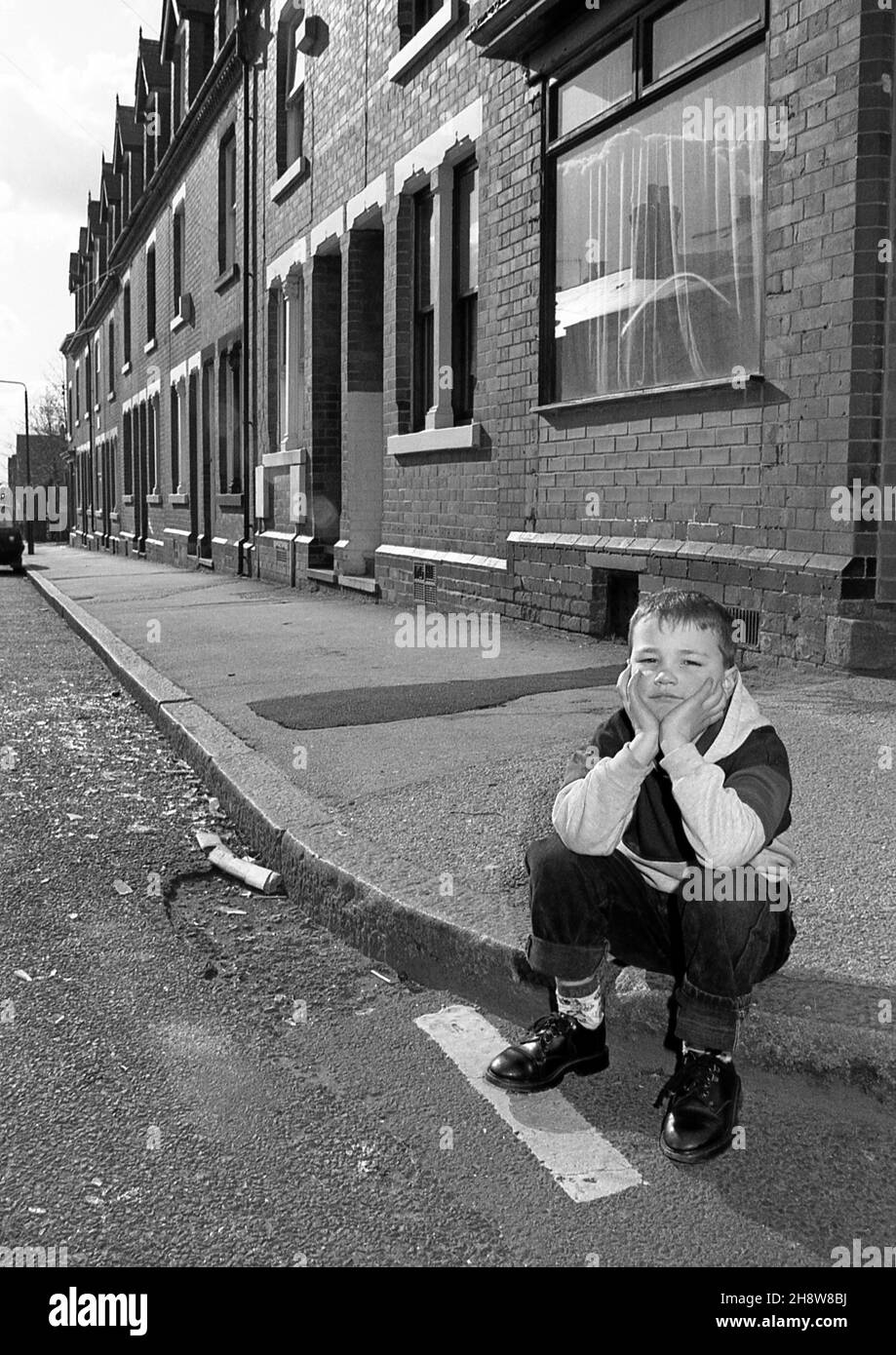Garçon devant un logement mitoyen, Nottingham UK 1990 MR Banque D'Images