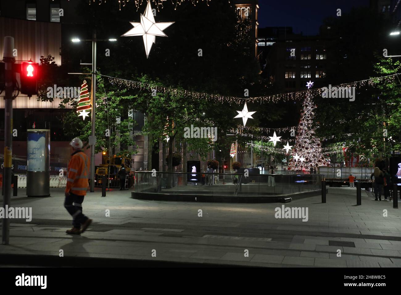 Sydney, Australie.2 décembre 2021.4,104 lumières de fée chaudes de icicle blanche s'étendront sur Martin place, voir les 6 cordes de lumières, chacune accueillant une grande étoile.Credit: Richard Milnes/Alamy Live News Banque D'Images