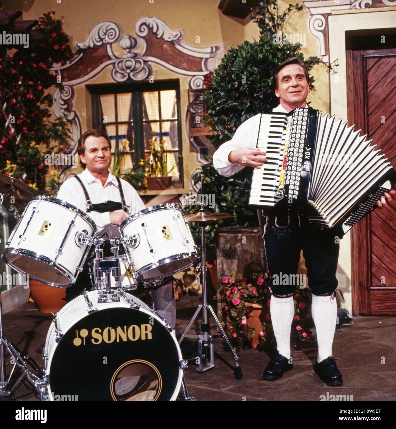 Gebrüder Fritz und Elmar Wepper BEI der Hausmusik in der Fernsehproduktion 'Geschichten aus der Heimat', Deutschland, UM 1993.Les frères Wepper Fritz et Elmar jouent de la musique bavaroise traditionnelle dans la production télévisée "Geschichten aus der Heimat", Allemagne vers 1993. Banque D'Images