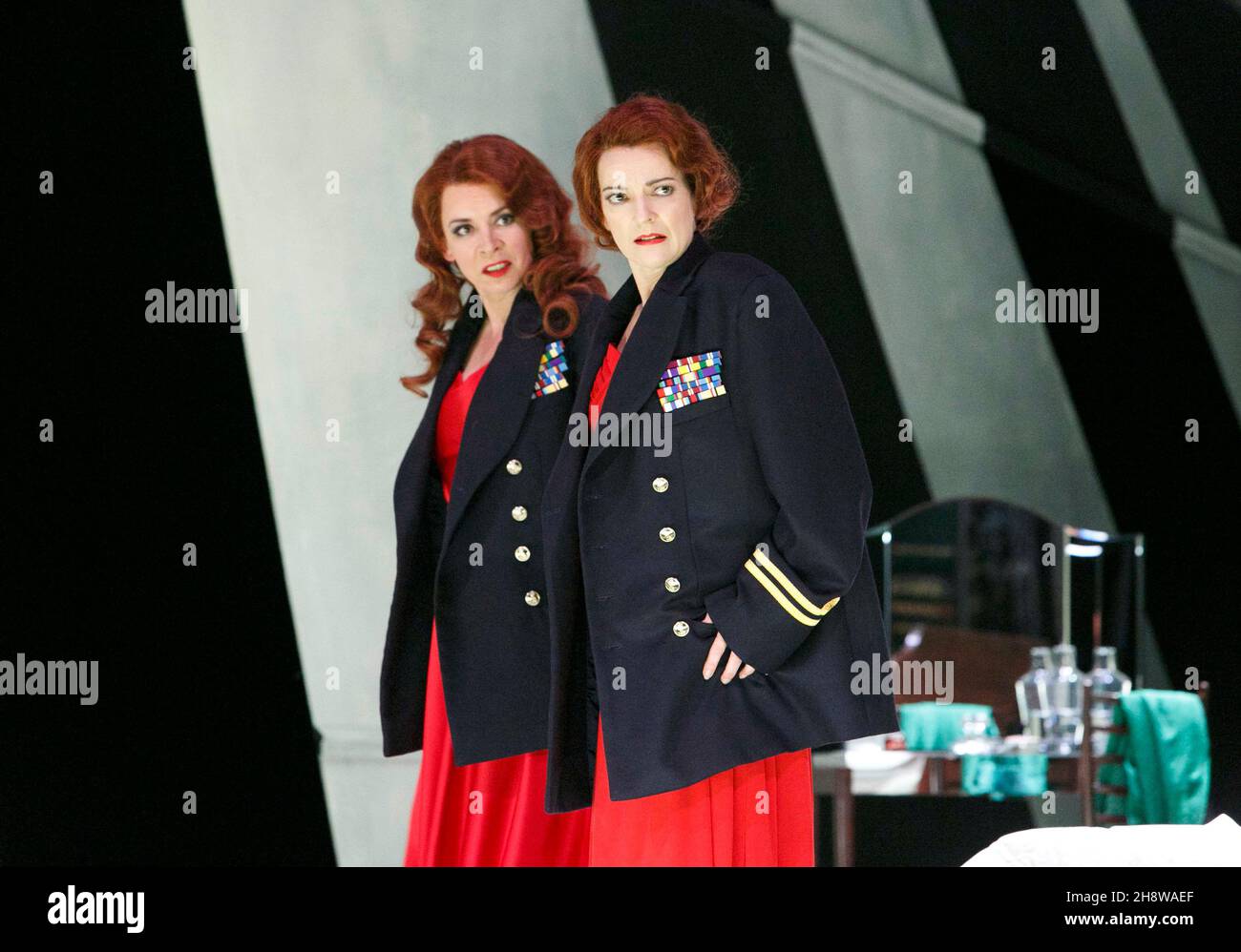 l-r: Heather Shipp (Sorceress), Pamela Helen Stephen (Dido) dans DIDO ET AENEAS par Purcell à Opera North, Grand Theatre, Leeds, Angleterre 14/02/2013 chef d'orchestre: Wyn Davies Set design: Giles Cadle costumes: Gabrielle Dalton éclairage: Andreas Fuchs chorégraphe et réalisateur: Aletta Collins Banque D'Images