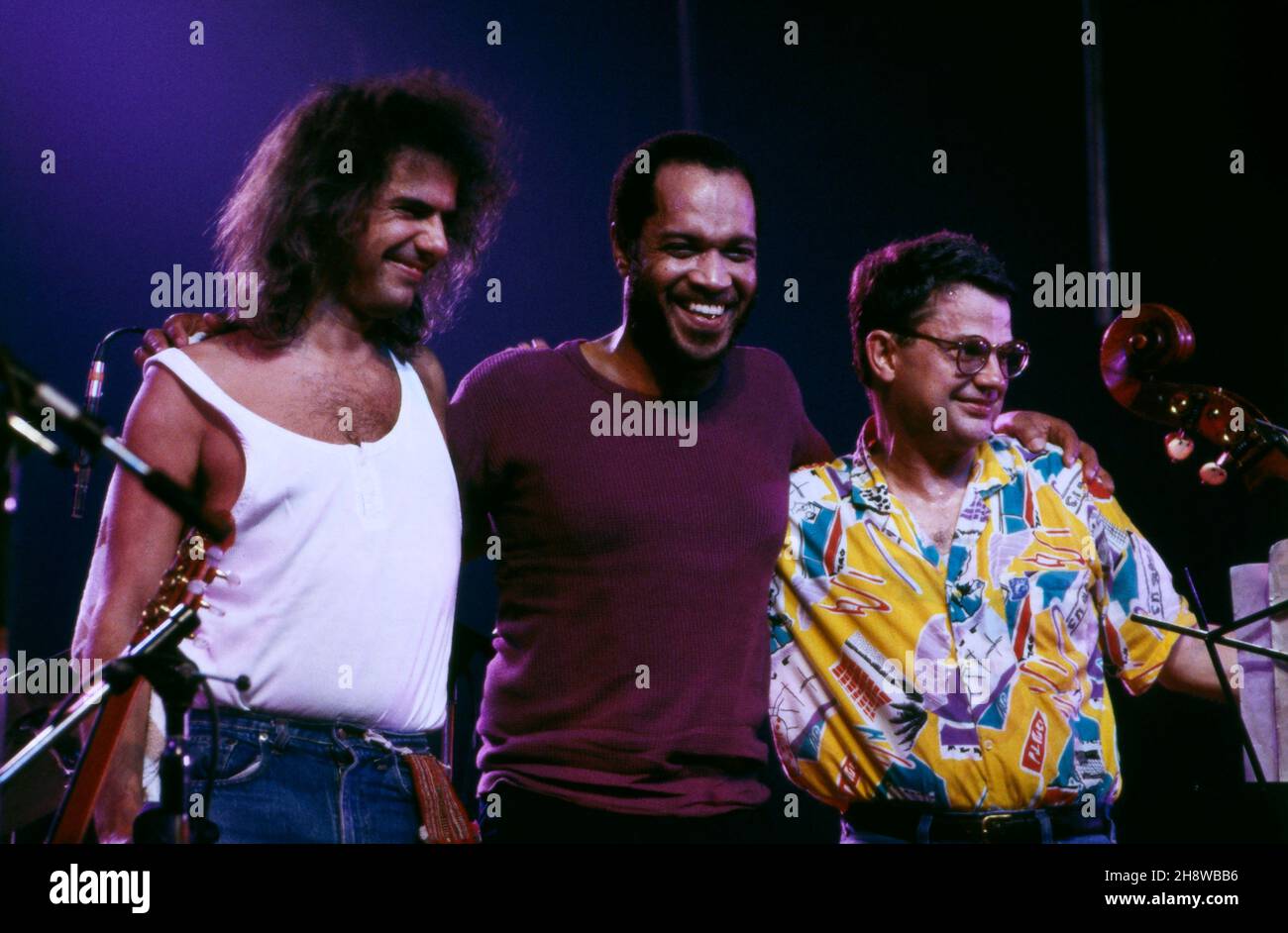 Jazzmusiker Pat Metheny, amerikanischer Gitarrist mit den Gastmusikern, Billy Higgins, Schlagzeuger und Charlie Haden, Kontraassistance, BEI einem Konzert, 1984.The American Jazz musiciens Pat Metheny, guitariste avec Billy Higgins, batteur et Charlie Haden, contrebassiste, performance, 1984. Banque D'Images