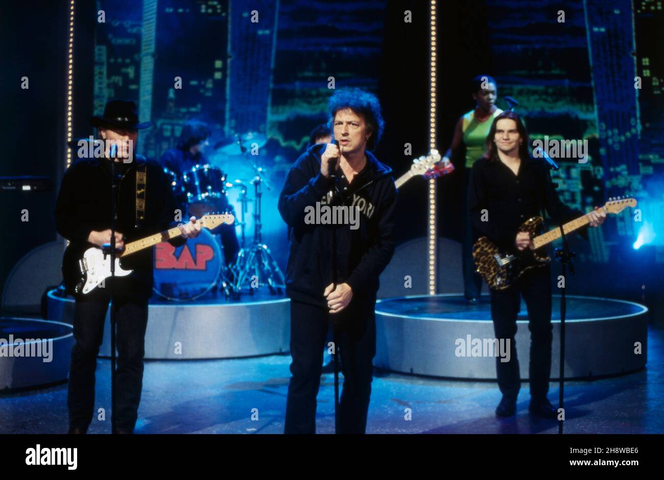 BAP, deutsche Rock Band, Kölschrock mit Gitarrist Klaus Major Heuser, Sänger und Frontmann Wolfgang Niedecken, Gitarrist Helmut Krumminga, spielen BEI der TV Gala: Zeit für Menschlichen, Südwestrundfunk, 1999.BAP, groupe allemand de rock, Kölschrock avec le guitariste Klaus Major Heuser, chanteur et avant-chef Wolfgang Niedecken, guitariste Helmut Krumminga, joue au Gala TV: Zeit für Menschlichen, Südwestrundfunk, 1999. Banque D'Images