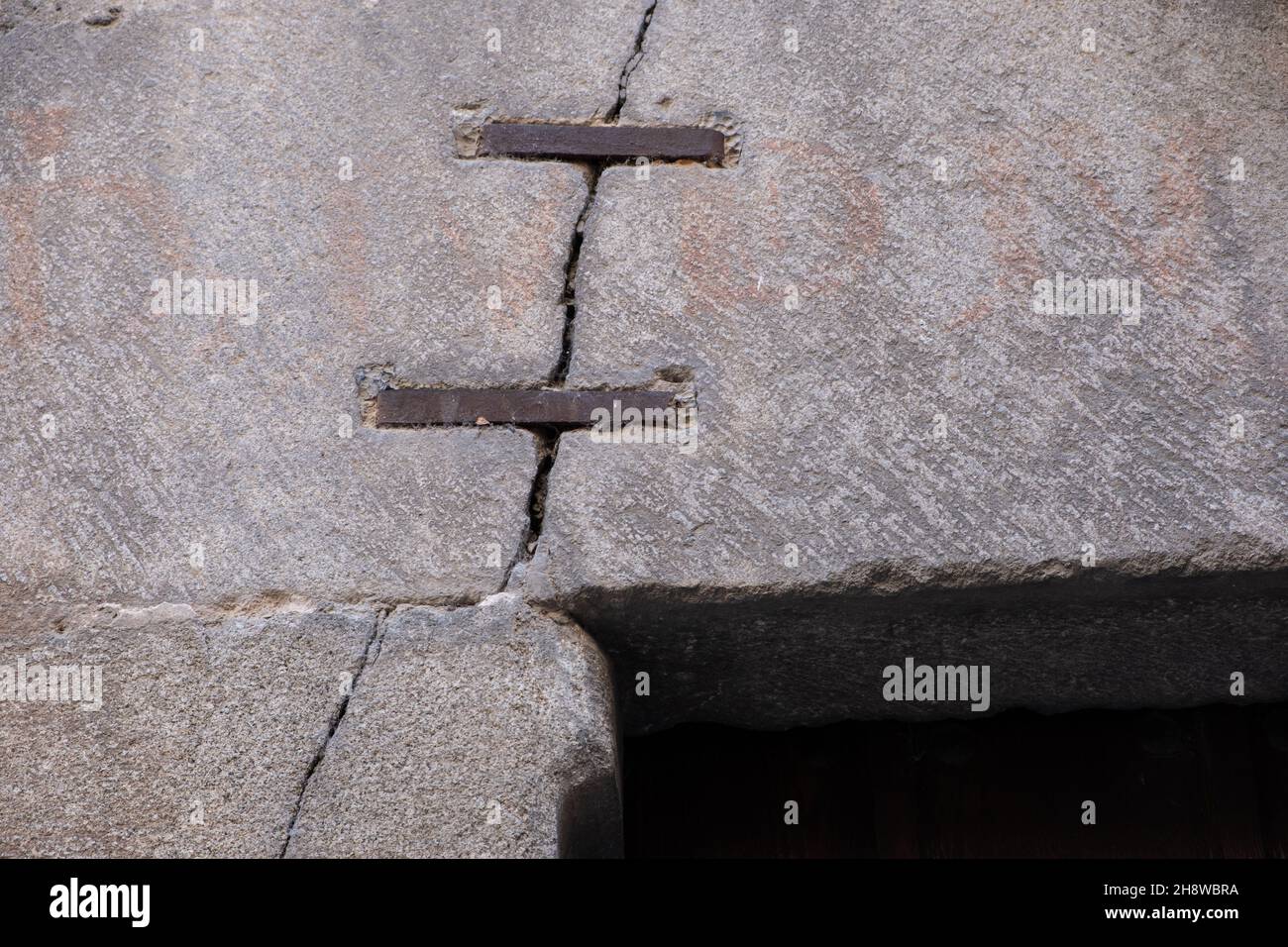 Agrafe métallique pour réparer une fissure dans un mur en pierre.Image — free download