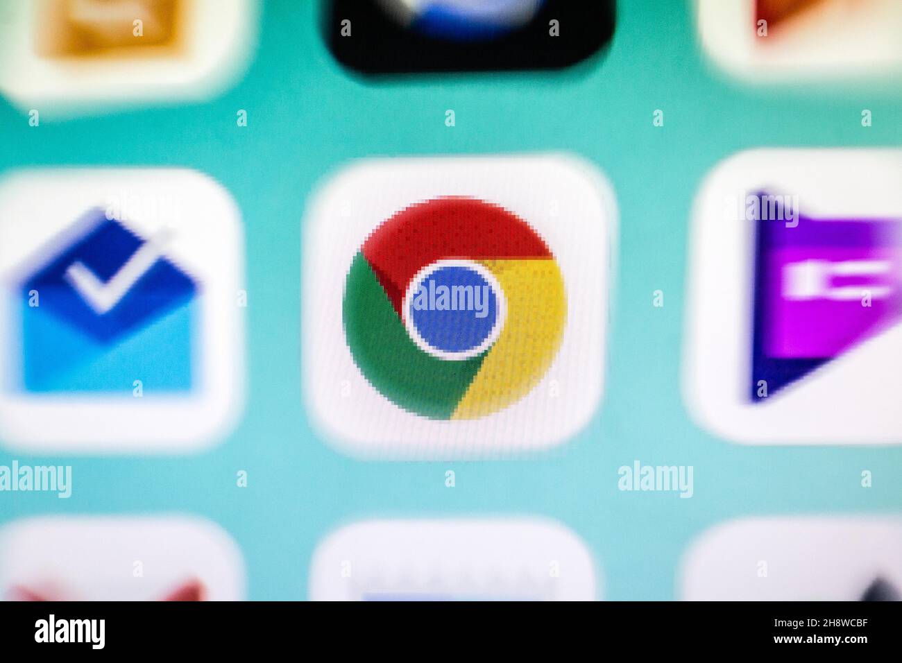 Dans cette illustration, un gros plan de l'icône d'une application Google Chrome s'affiche sur l'écran d'un smartphone. Banque D'Images