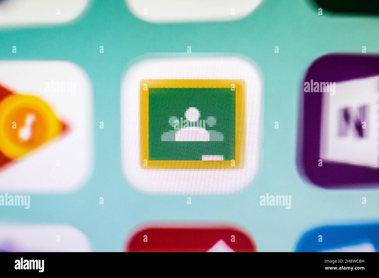 Sur cette photo, un gros plan de l'icône de l'application Google Classroom s'affiche sur l'écran d'un smartphone. Banque D'Images