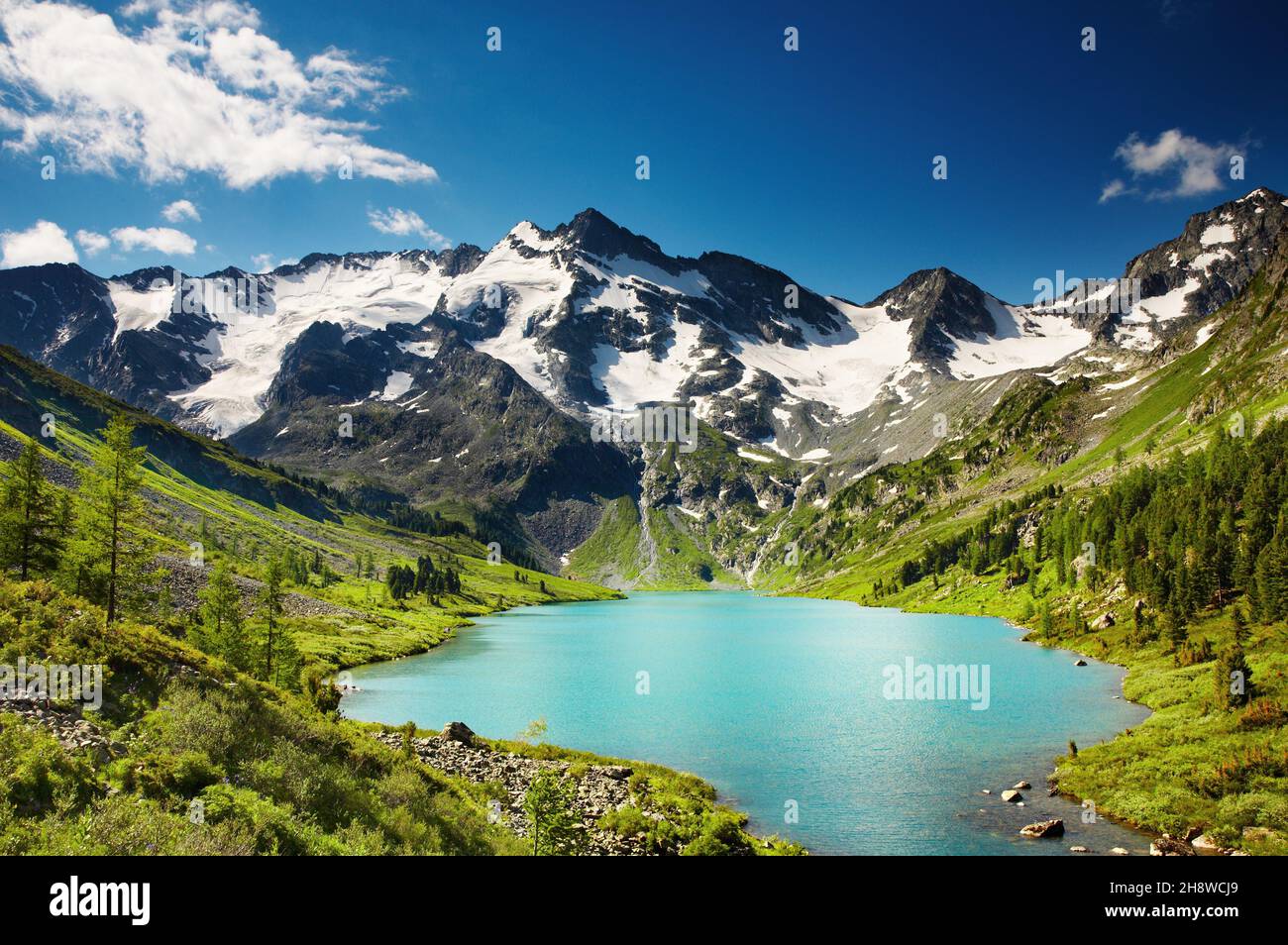 Beau lac turquoise en montagnes de l'Altaï Banque D'Images