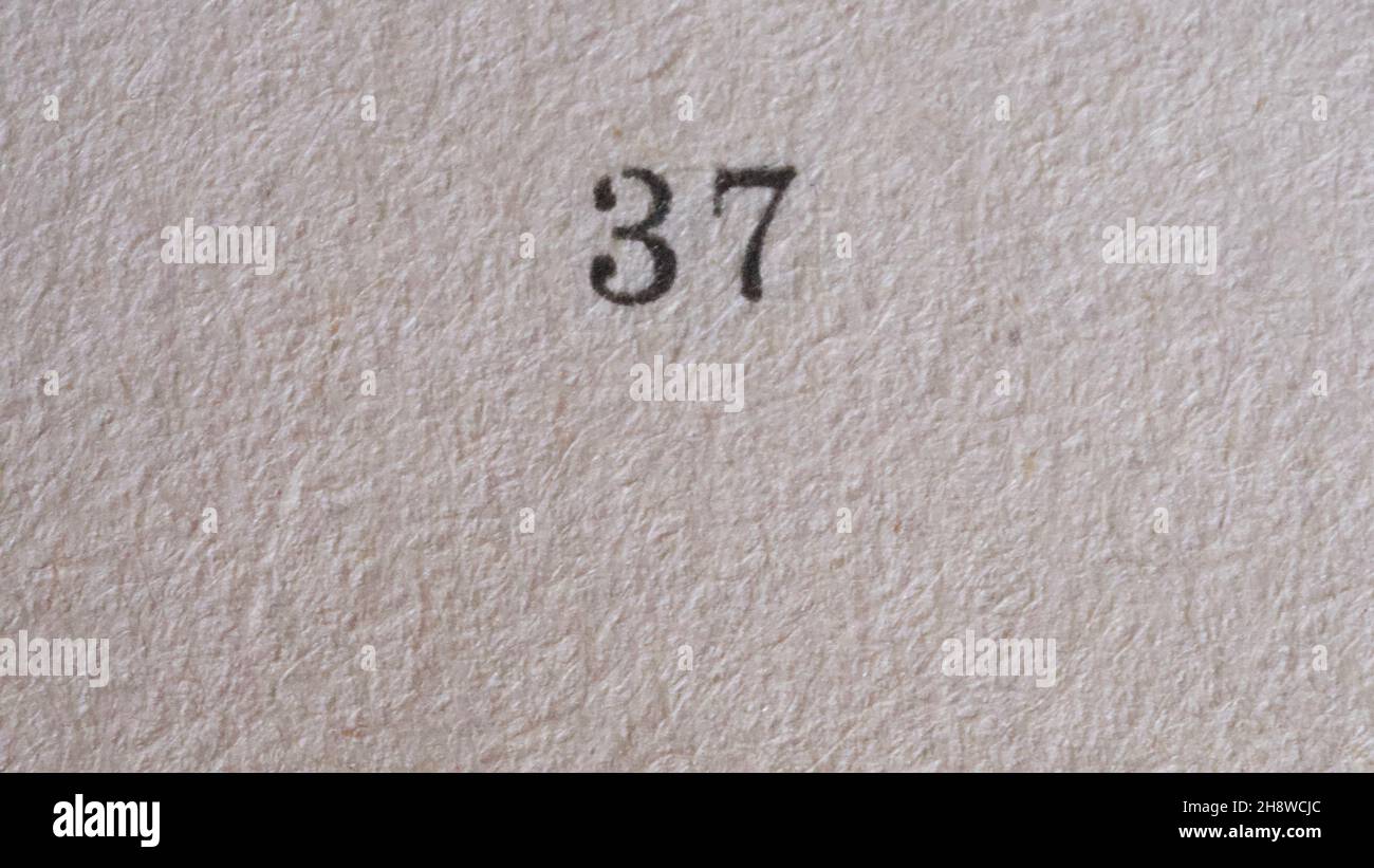 Le numéro 37 imprimé sur un morceau de papier.Texture du papier. Banque D'Images