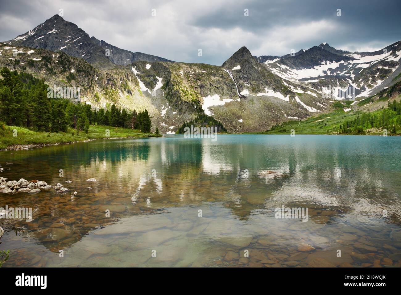 Magnifique lac dans les montagnes de l'Altaï Banque D'Images