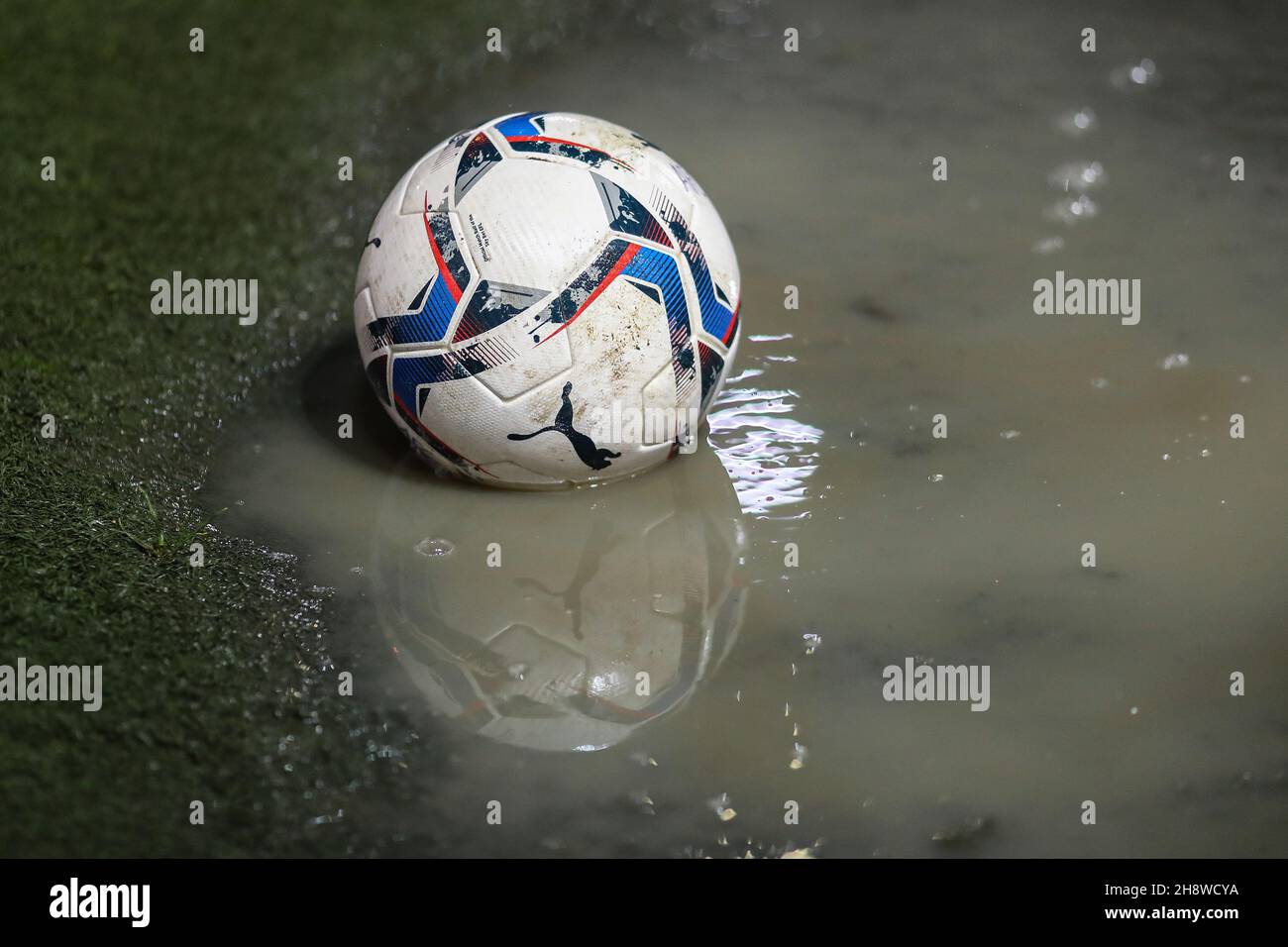 Puma Match ball est vu dans une flaque - Ipswich Town v Arsenal U21, Papa Johns EFL Trophy, Portman Road, Ipswich, Royaume-Uni - 1er décembre 2021 usage éditorial seulement - des restrictions DataCo s'appliquent Banque D'Images