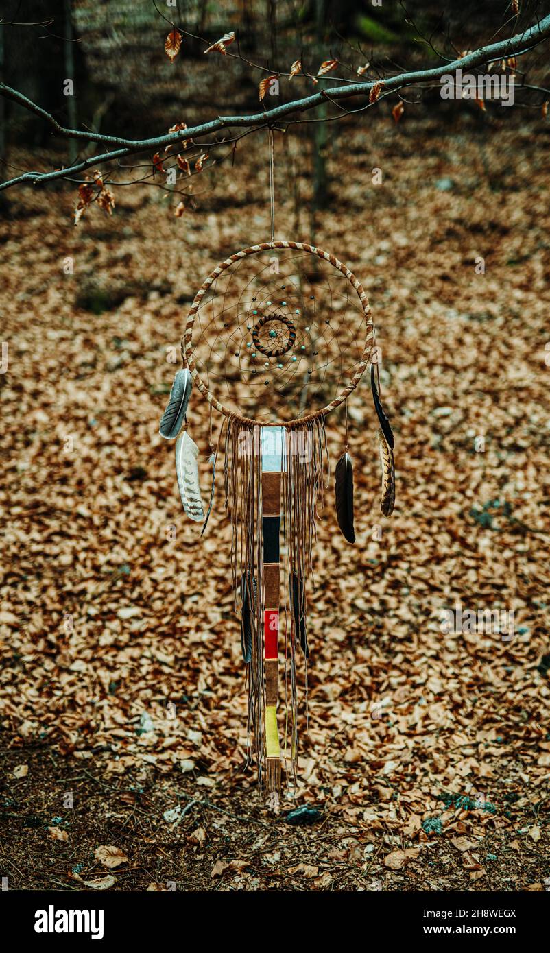 Dream Catcher sur fond naturel, amulette ethnique. Banque D'Images
