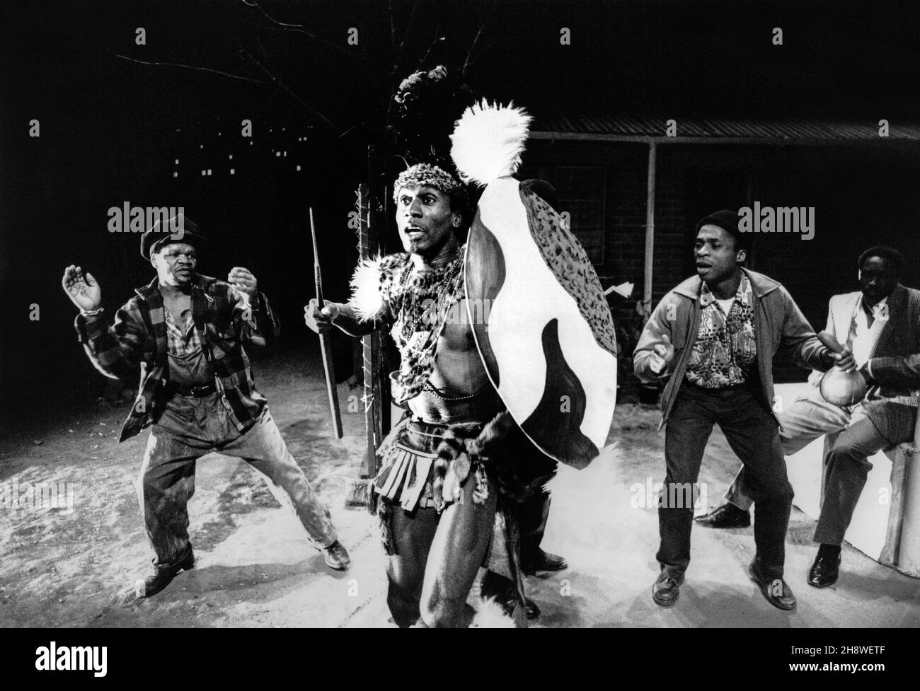 l-r: Jabu Mbalo, Reginald Tsiboe, Jude Akuwudyke in FATHERLAND par Murray Watts présenté par le Bush Theatre at Riverside Studios, Londres W6 20/01/1989 Set design: Michael Taylor costumes: Sue Born Thompson éclairage: Rick Fisher réalisateur: Brian Stirner Banque D'Images