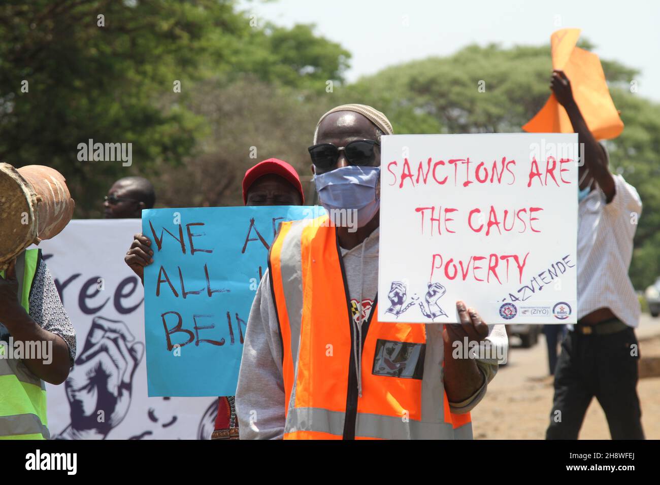 Harare, Zimbabwe.25 octobre 2021.Des gens tiennent des pancartes lors d'une manifestation anti-sanction à Harare, Zimbabwe, le 25 octobre 2021.POUR ALLER AVEC "World Insights: Les entreprises zimbabwéennes portent le poids des sanctions imposées par l'Ouest" crédit: Tafara Mugwara/Xinhua/Alamy Live News Banque D'Images