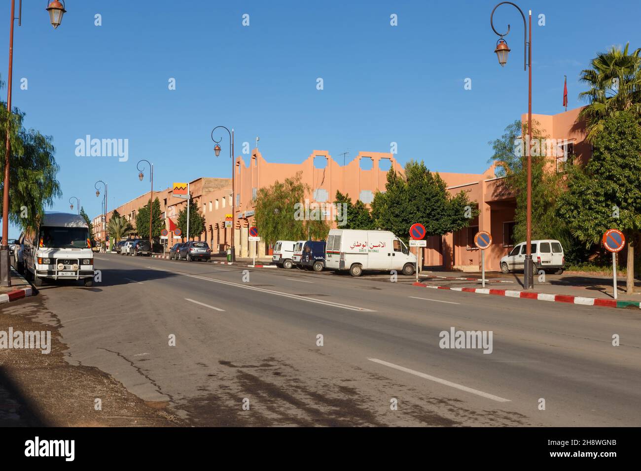 Ouarzazate, Maroc - 24 octobre 2015 : avenue Mohammed V à Ouarzazate. Rue principale dans le centre de Ouarzate Banque D'Images
