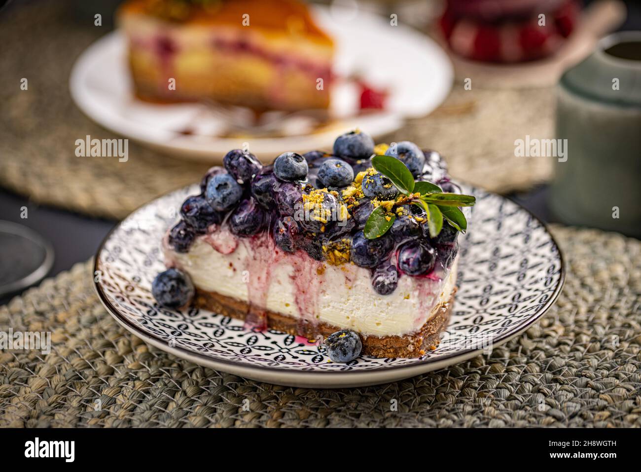 Morceau de tarte au cheesecake avec des bleuets frais Banque D'Images
