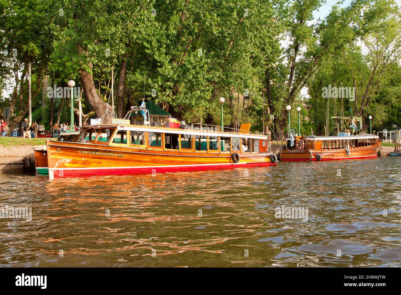 Bateau commercial naviguant sur le delta du Parana, le Tigre, le delta du Parana, San Fernando, province de Buenos Aires,Argentine Banque D'Images