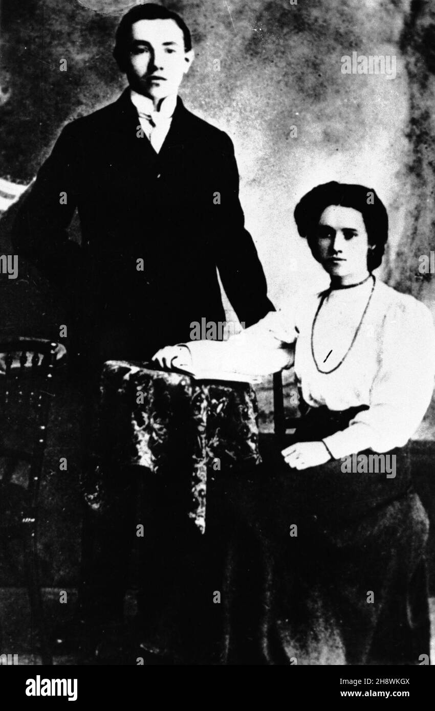 Polska, 1914 r.Boles³aw Bierut z siostr¹.(ptr) PAP/CAF ***Dok³adny dzieñ wydarzenia nieustalony***1914. Dirigeant communiste polonais, premier président de la République populaire de Pologne après la Seconde Guerre mondiale, Boleslaw Bierut en photo avec sa sœur.(ptr) PAP/CAF ***Date de l'événement inconnue*** Banque D'Images