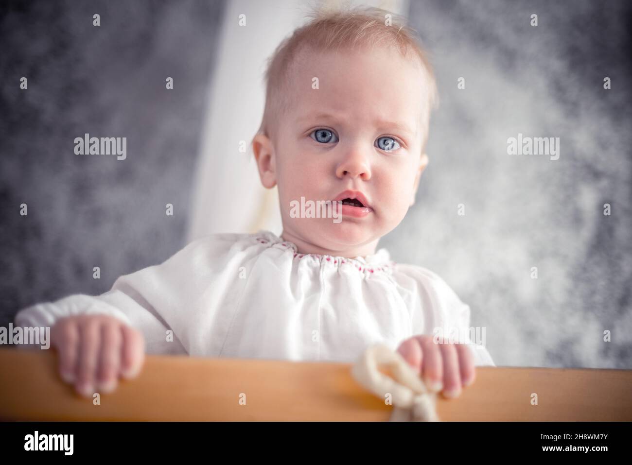 Petit bébé dans un lit bébé. Portrait enfant bébé close up. Banque D'Images