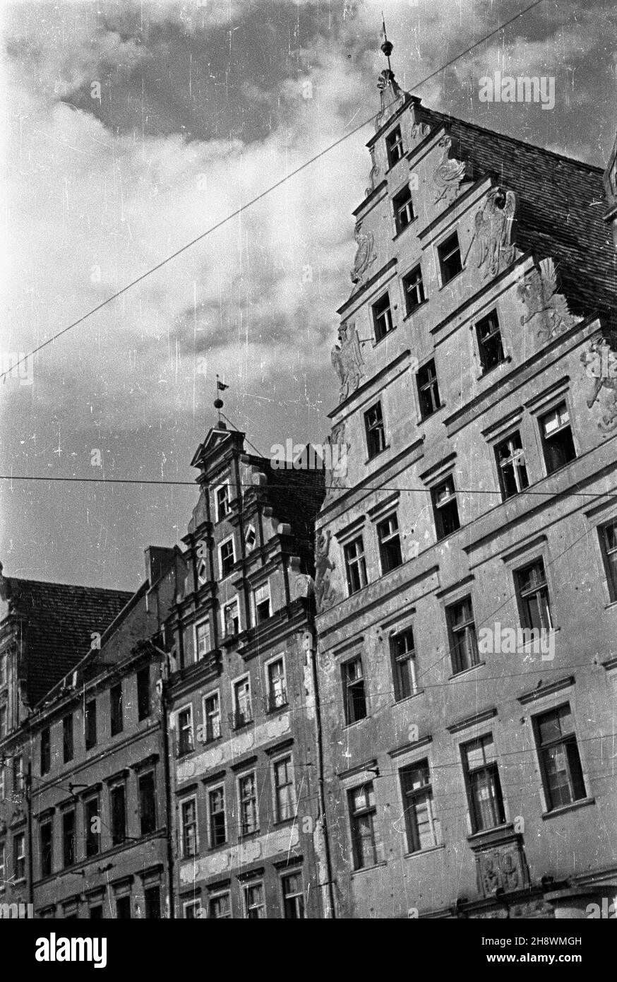 Wroc³aw, 1946.Kamienice przyrynkowe W pierzei zachodniej.OD prawej: dom Pod Gryfami (Rynek 2) zbudowany W latach 1587-89 W stylu manieryzmu niderlandzkiego oraz kamieniica (Rynek 3) zbudowana ok.1580 roku. msa PAP/Eugeniusz Hannemann Dok³adny miesi¹c i dzieñ wydarzenia nieustalone.Wroclaw, 1946.Maisons de tenement à la façade ouest de la place du marché.De droite: Maison de pod Gryfami (2 Rynek) construite entre 1587 et 1589 selon le style manierisme des pays-Bas et la maison de résidence au 3 Rynek) construite vers 1580. msa PAP/Eugeniusz Hannemann Banque D'Images