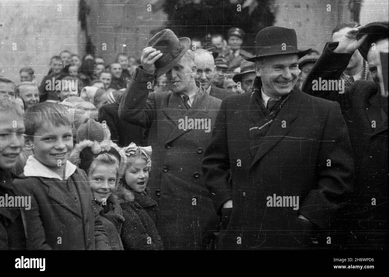 Mazowiecki, 1946.Pomoc dla miasteczka organizawana przez Duñski Czerwony Krzy¿.NZ. Delegacja rz¹du z premierem Edwardem Osóbk¹-Morawskim (C) i przedstawiciele Duñskiego Czerworego Krzy¿a podczas spotkania z najm³odszymi mieszkañcami Makowa. ms PAP/Stanis³aw D¹browiecki Dok³adny miesi¹c i dzieñ wydarzenia nieustalone.Makow Mazowiecki, 1946.L'aide de la ville organisée par la Croix-Rouge danoise.Photo : la délégation du gouvernement avec le PM Edward Osobka-Morawski (au centre) et la délégation de la Croix-Rouge danoise rencontrent les plus jeunes inhibitants de Makow. mme PAP/Stanislaw Dabrowiecki Banque D'Images