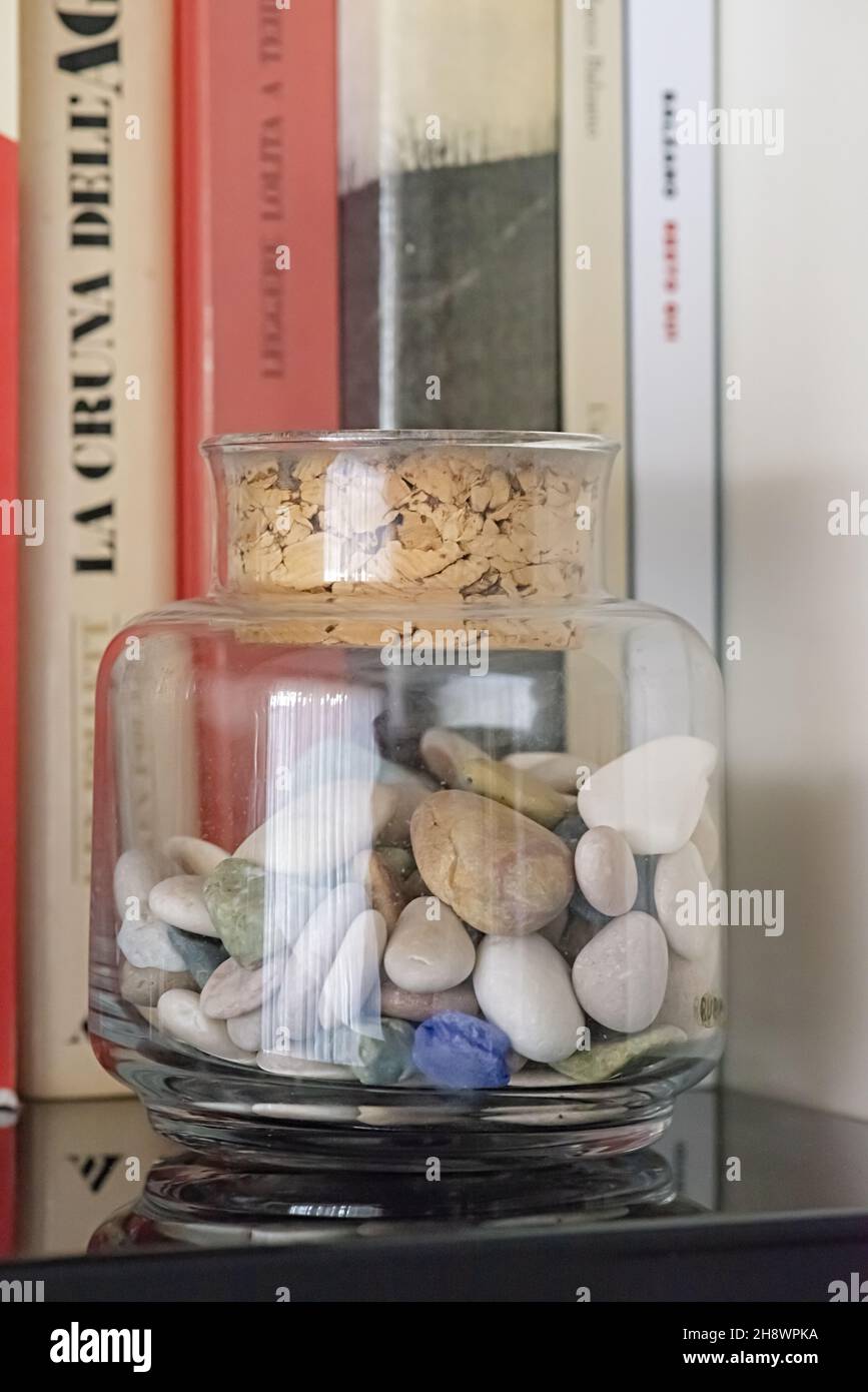 vaso di vetro con tappo sughero contenente sassi Banque D'Images