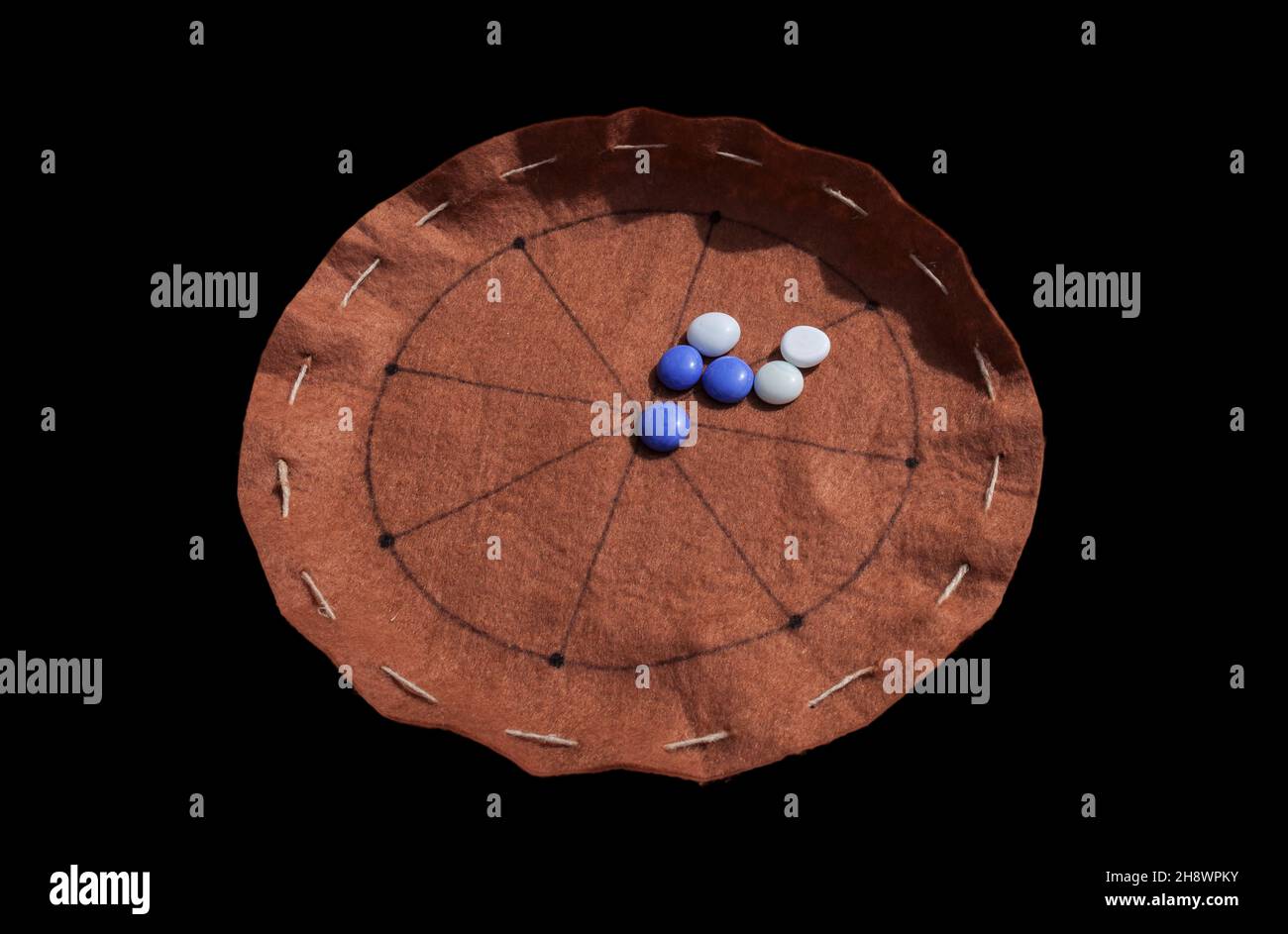 Reconstruction du jeu de société romain Terni lapilli ou TIC-tac-toe.Jeu sur un morceau de tissu circulaire Banque D'Images