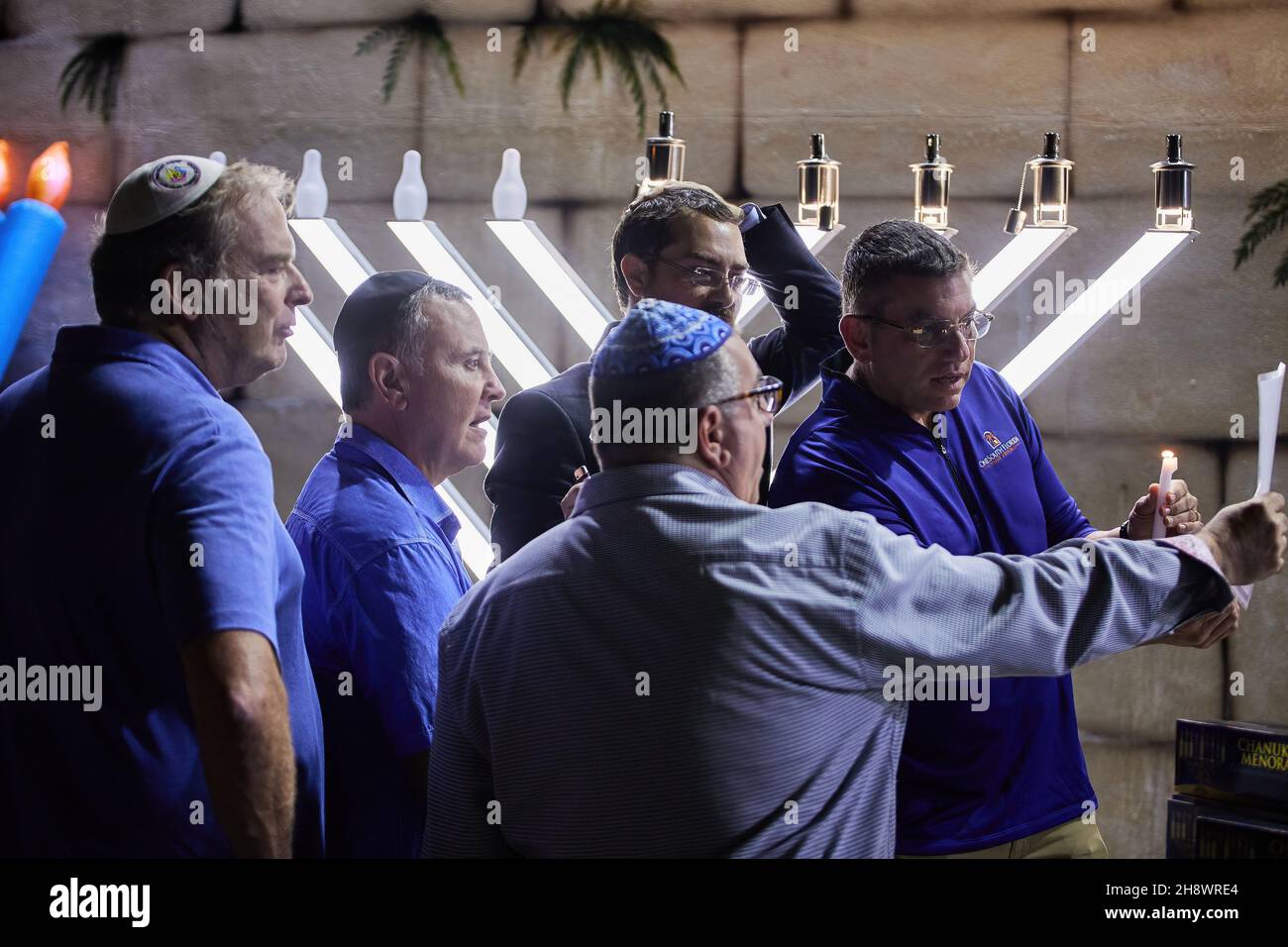 Fort Lauderdale, États-Unis.1er décembre 2021.Les gens participent à la célébration de l'éclairage de la Grande menorah le 01 décembre 2021 au centre juif de Las Olas Chabad à fort Lauderdale, en Floride.(Photo par Yaroslav Sabitov/YES Market Media/Sipa USA) crédit: SIPA USA/Alay Live News Banque D'Images