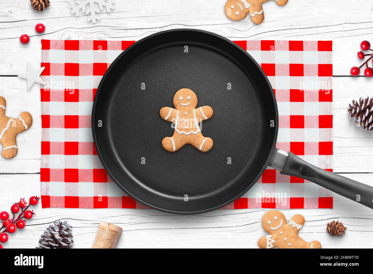 Un biscuit de Noël pour garçon.Le concept de la préparation et de la coloration des biscuits de Noël.Vue de dessus, plan d'appartement Banque D'Images