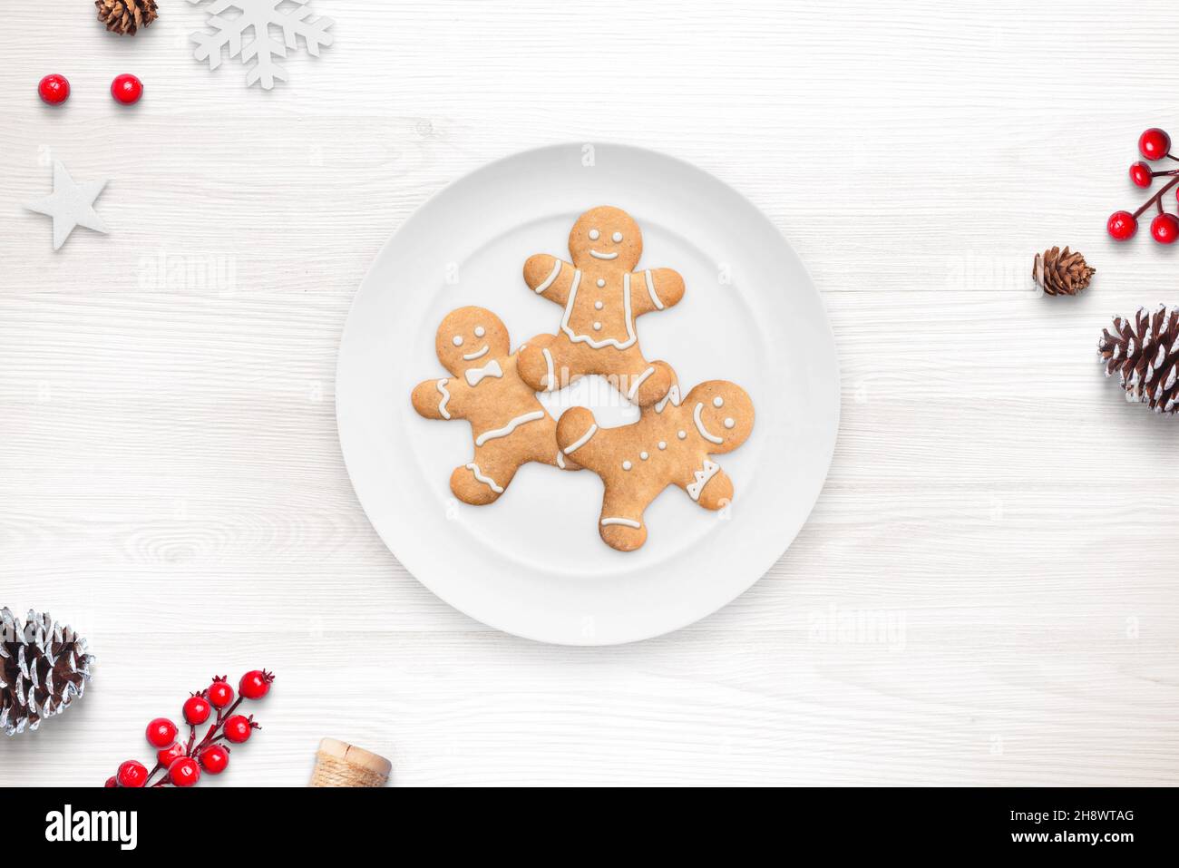 Biscuits de Noël sur une assiette.Vue de dessus, composition de la table de cuisine avec des décorations Banque D'Images