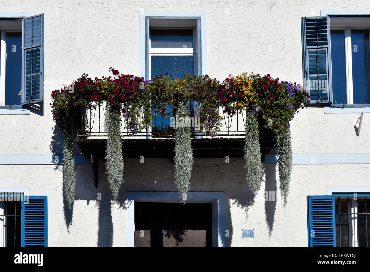 Autriche, maison avec balcon et fleurs suspendues dans la ville de Stainz Banque D'Images