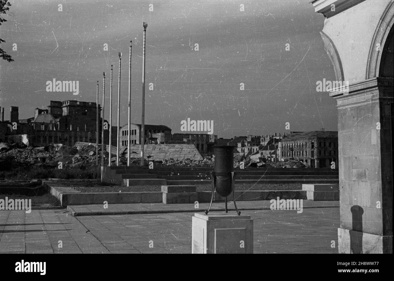 Varsovie, 1946.Plac Zwyciêstwa.Na pierwszym planie po prawej widoczny fragment ocala³ej kolumnady Grobu Nieznanego ¯o³nierza.Na drugim planie gruzy Pa³acu Saskiego.W tle po lewej widoczny gmach Teatru Wielkiego. pp PAPVarsovie, 1946.La place Zwyciestwa (victoire).Dans la partie de premier plan des colonnes non détruites de la tombe du Soldat inconnu.En arrière-plan, les ruines de la place Saski (Saxon).Le bâtiment du Grand Théâtre vu de gauche. pp PAP Banque D'Images