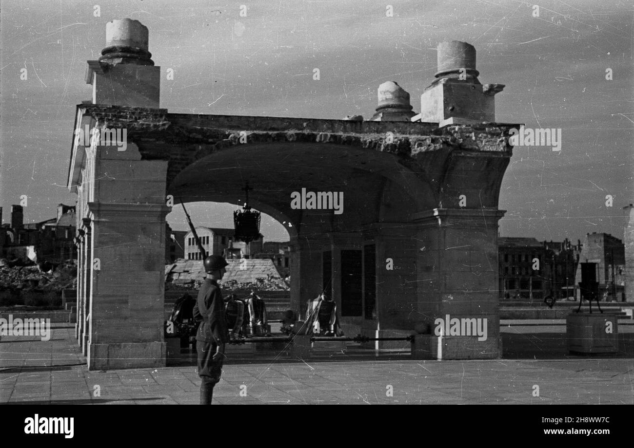 Varsovie, 1946.Plac Zwyciêstwa.NZ.Grób Nieznanego ¯o³nierza wraz z fragmentami ocala³ej kolumnady Pa³acu Saskiego. pp PAPVarsovie, 1946.La place Zwyciestwa (victoire).La tombe du Soldat inconnu avec des colonnes de la place Saski (Saxon) non détruite. pp PAP Banque D'Images
