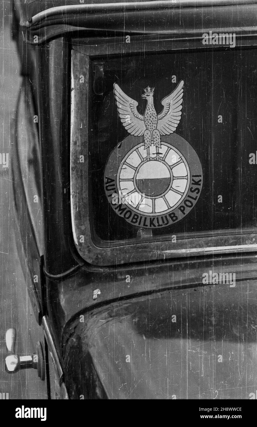 Polska, 1946.Po wojennej przerwie, dziêki staraniom przedwojennych dzia³aczy zostaje reaktywowany Automobilklub Polski.Dziêki nim mog³a byæ kontynuowana dzia³alnoœæ W sportach i turystyce automoilowej.W 1946 roku odby³ siê tradycyjny Rajd Samochodowy AP.Logo Automobilklubu Polskiego na szybie samochodu. gr PAP/Stanis³aw D¹browiecki Dok³adny miesi¹c i dzieñ wydarzenia nieustalone.Pologne, 1946.Après la rupture de la guerre, en raison des efforts des activistes d'avant-guerre, Auto Club Pologne a été réactivé.Grâce à eux, les sports automobiles et le tourisme automobile pourraient être poursuivis en Pologne.Un rallye traditionnel o Banque D'Images